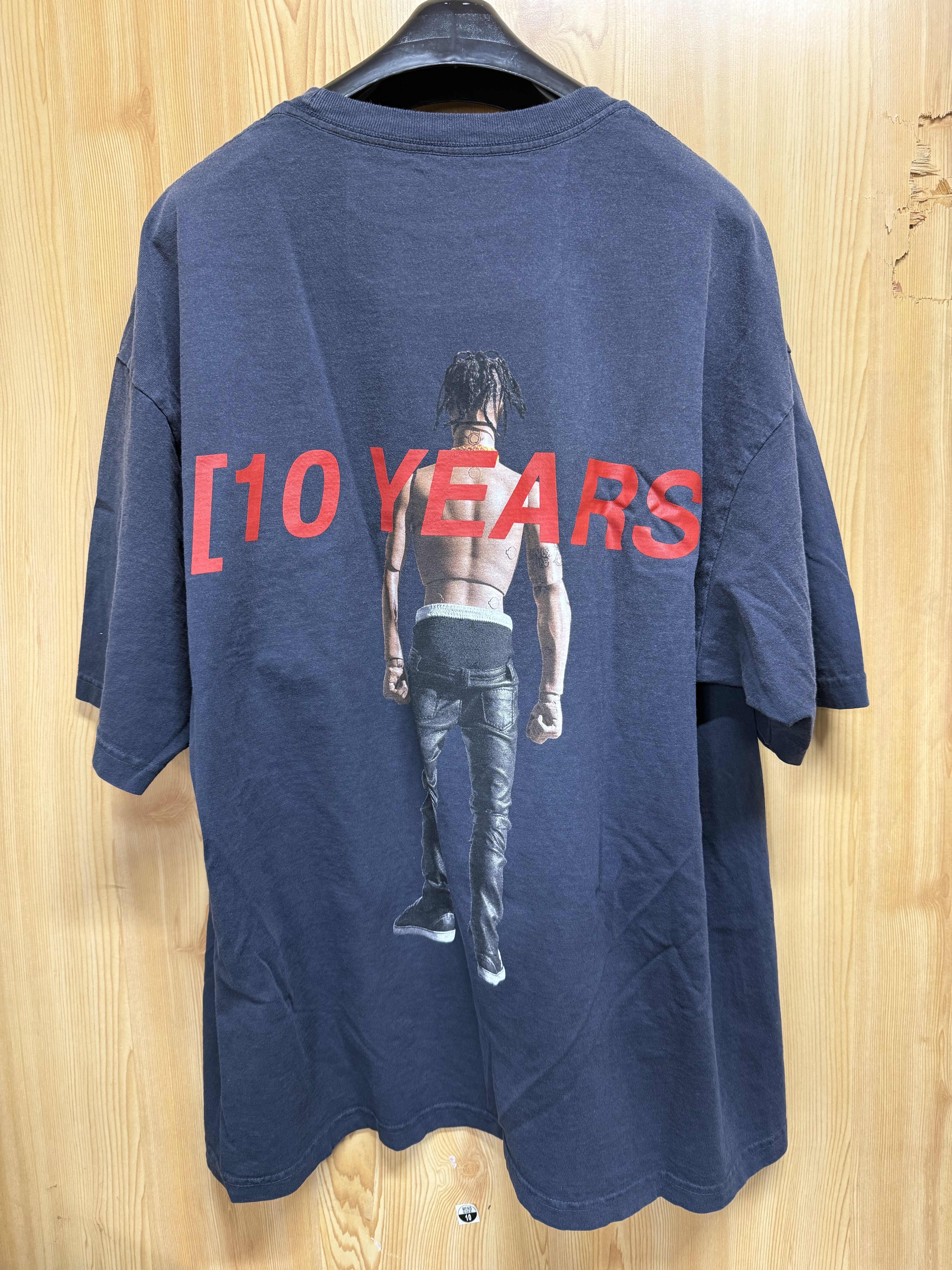 Travis Scott Rodeo 10 Years Action Figure T-Shirt Black 착용 스타일 - 3