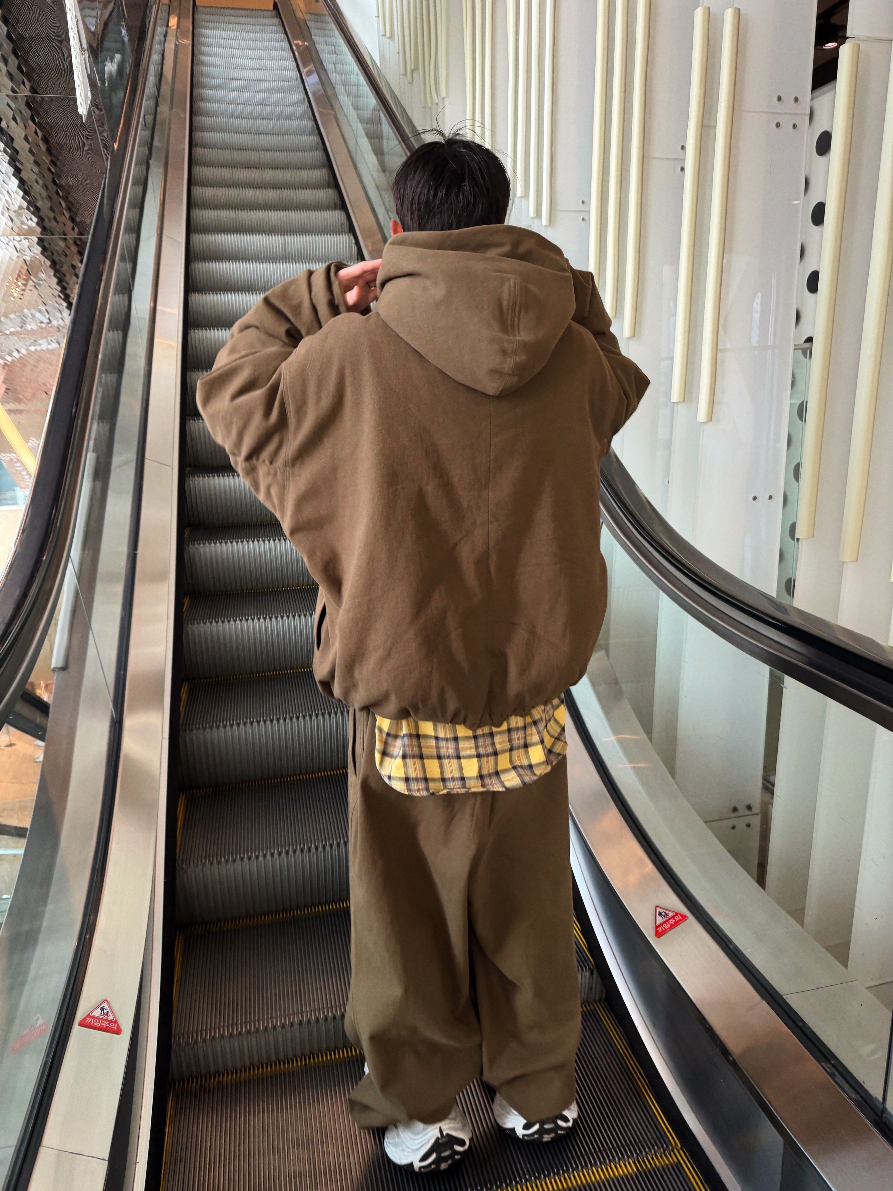 Nonnod Moleskin Shirring Bomber Khaki Brown, Nonnod Moleskin Track Pants Khaki Brown 착용 스타일 - 3