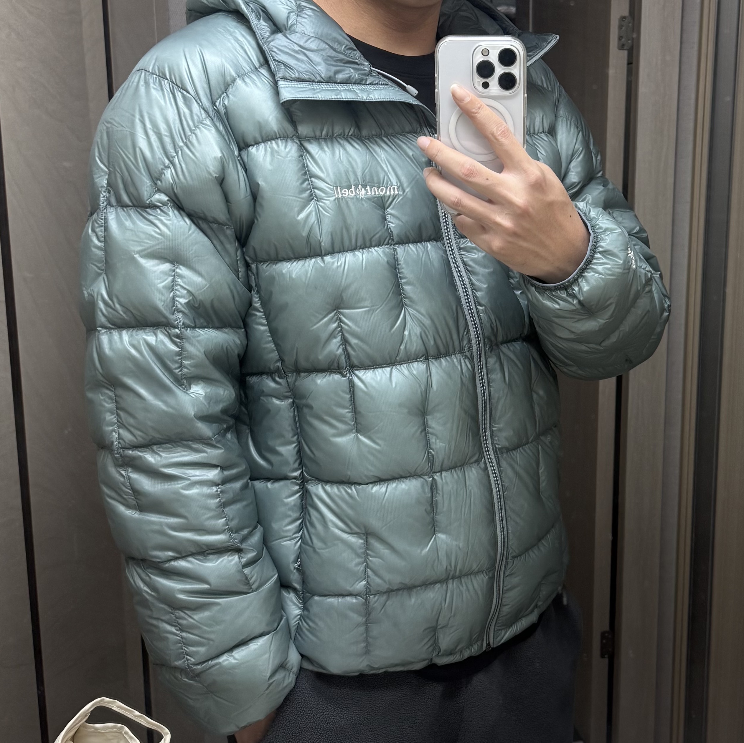 Montbell Plasma 1000 Alpine Down Parka Light Gray 착용 스타일