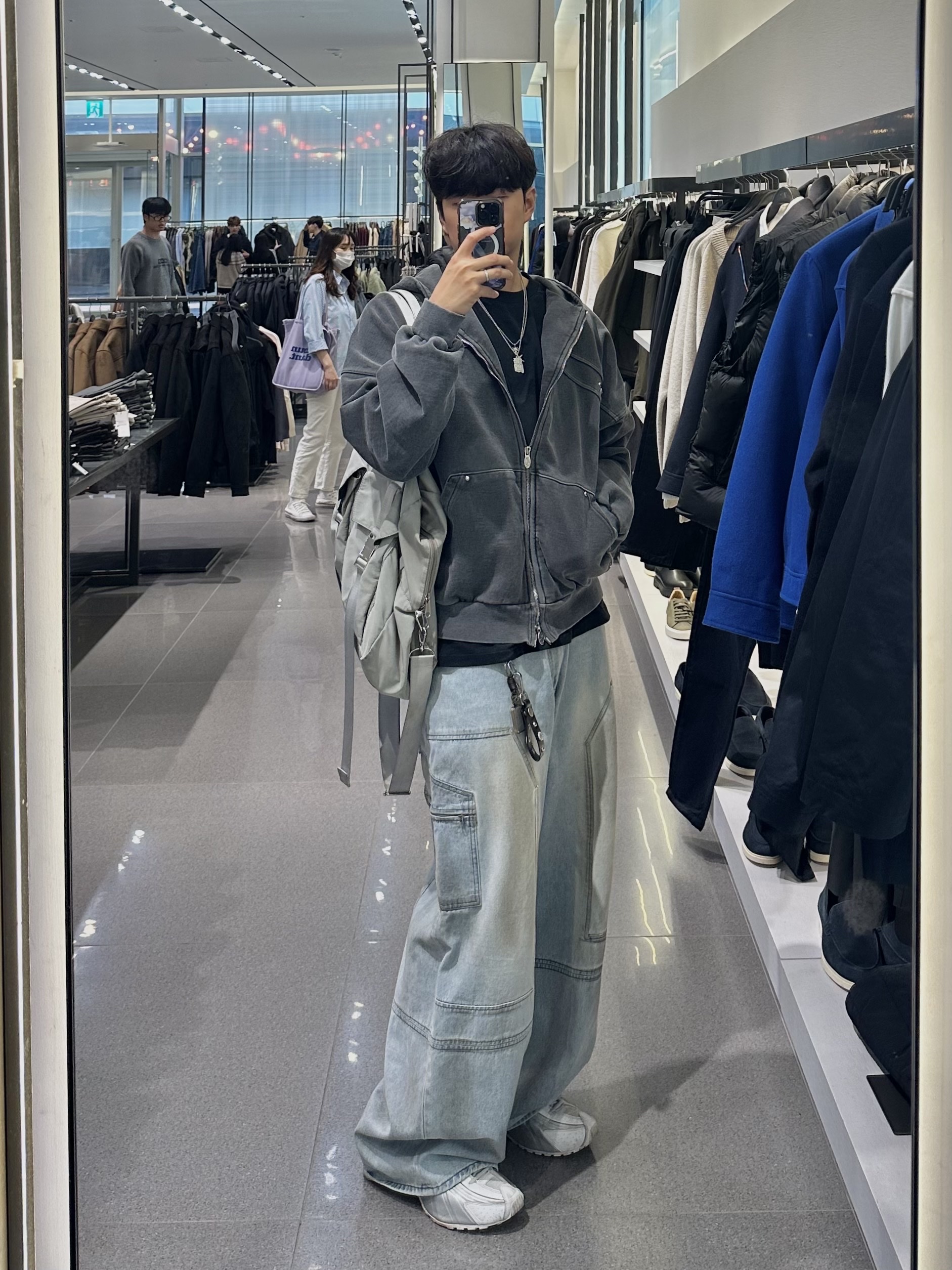 [KREAM 단독] Haleine Carpenter Cargo Dirty Washed Jean Light Blue, (W) Nike Shox R4 White Metallic Silver 착용 스타일