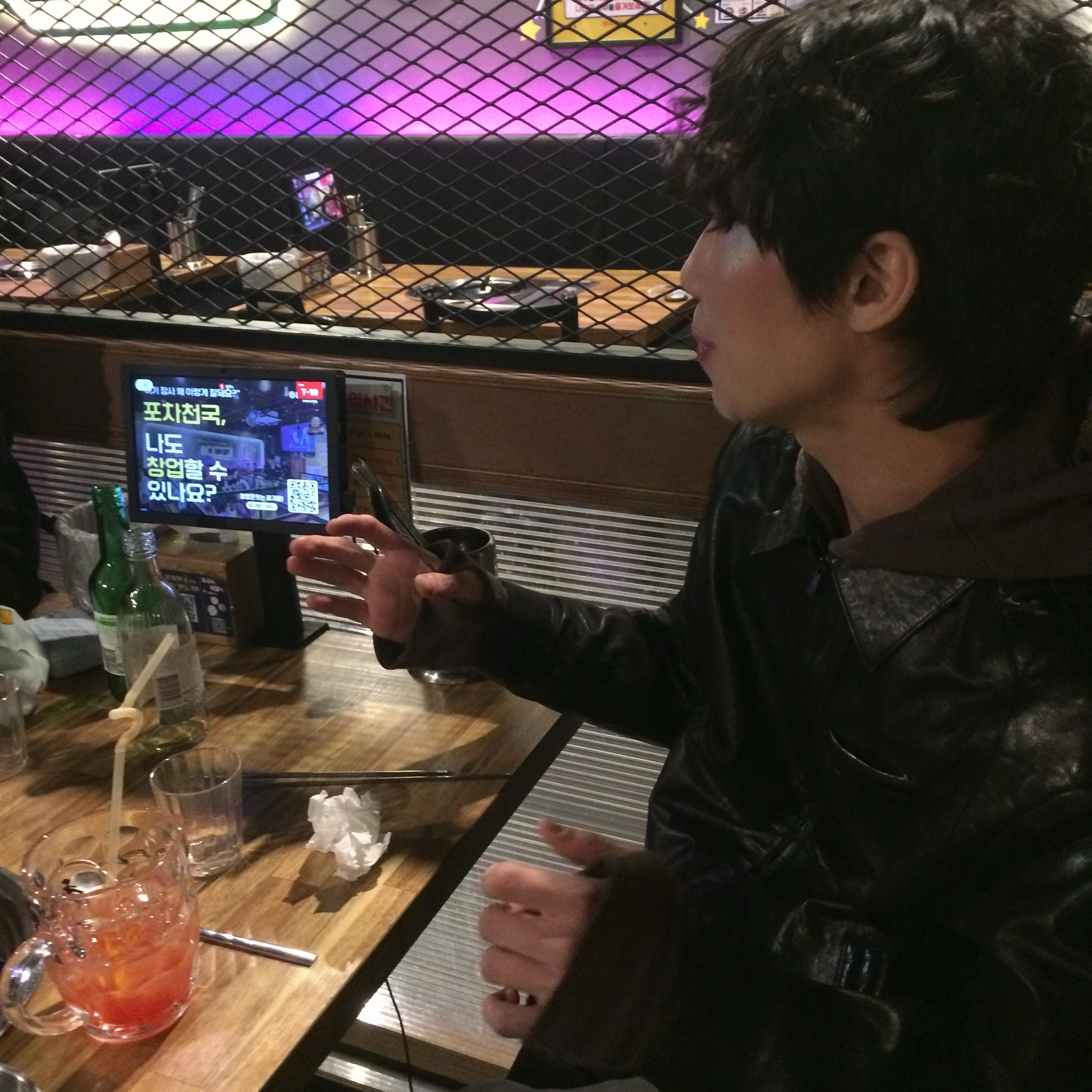 Hatchingroom Stitched Volume Leather Jacket Lamb Skin Black, Hatchingroom Layer Base Hoodie Mud Brown 착용 스타일 - 2