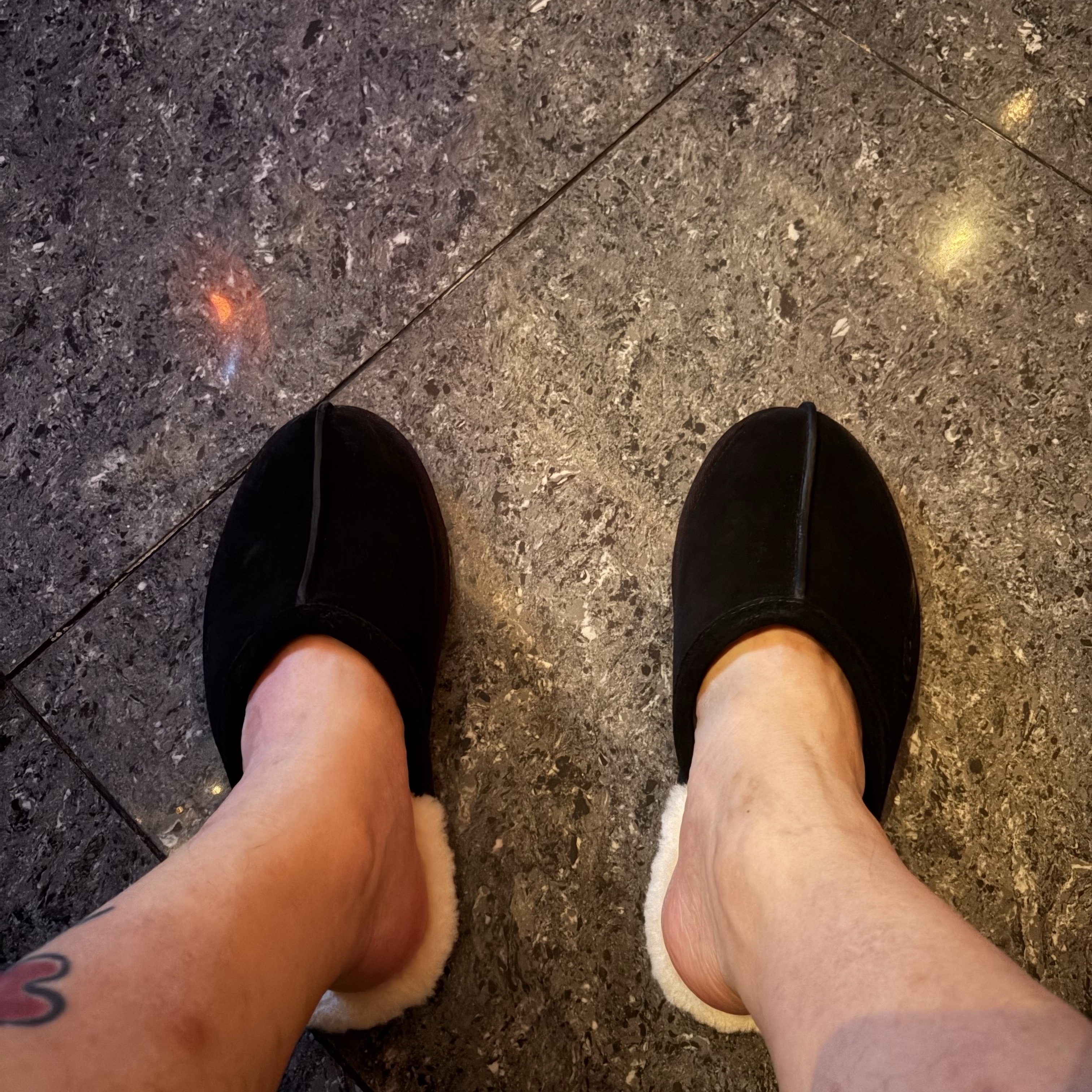 UGG Scuff Slipper Black 착용 스타일 - 3