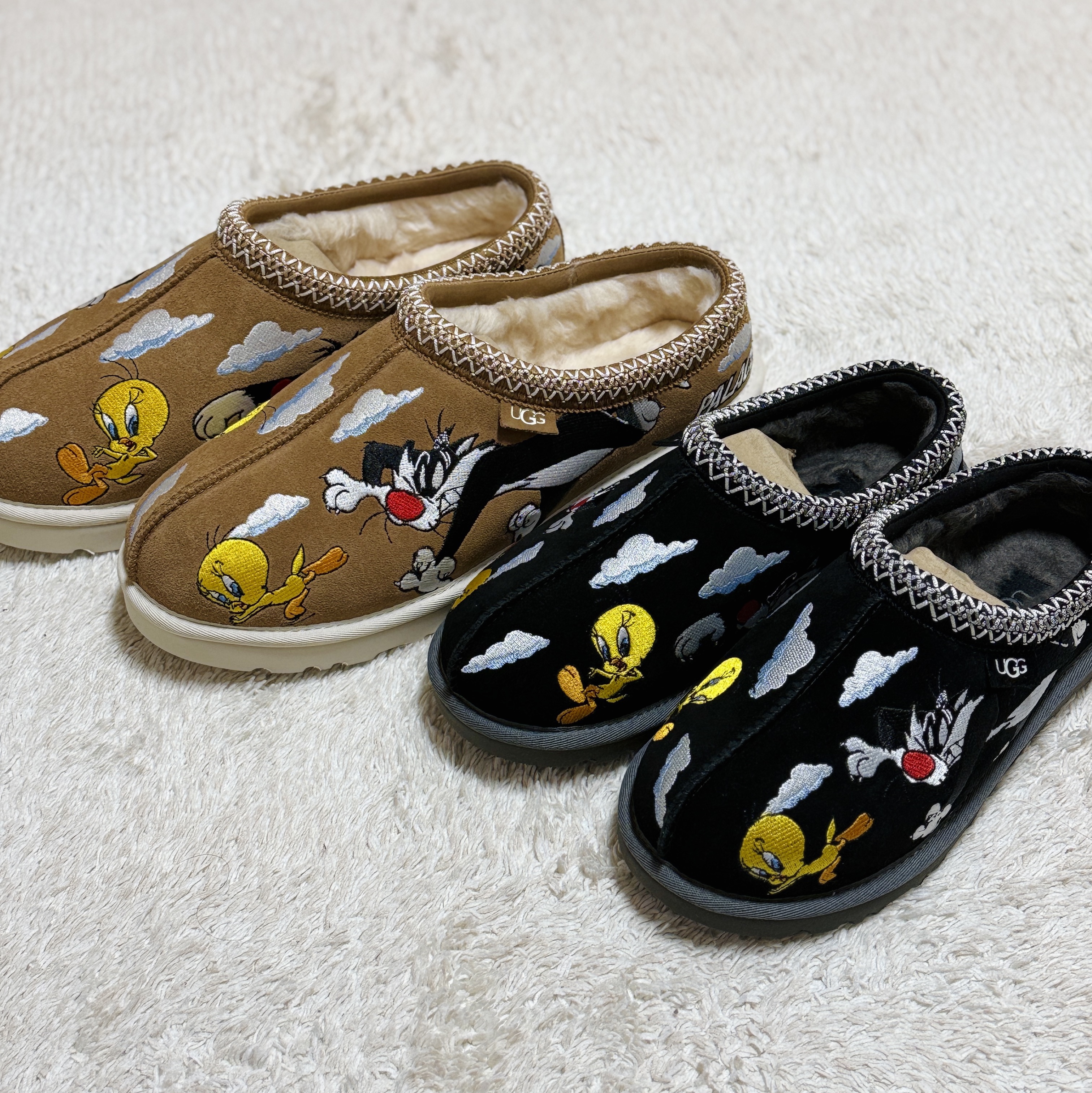 UGG x Palace x Looney Tunes Tasman Slipper Chestnut, UGG x Palace x Looney Tunes Tasman Slipper Black 착용 스타일