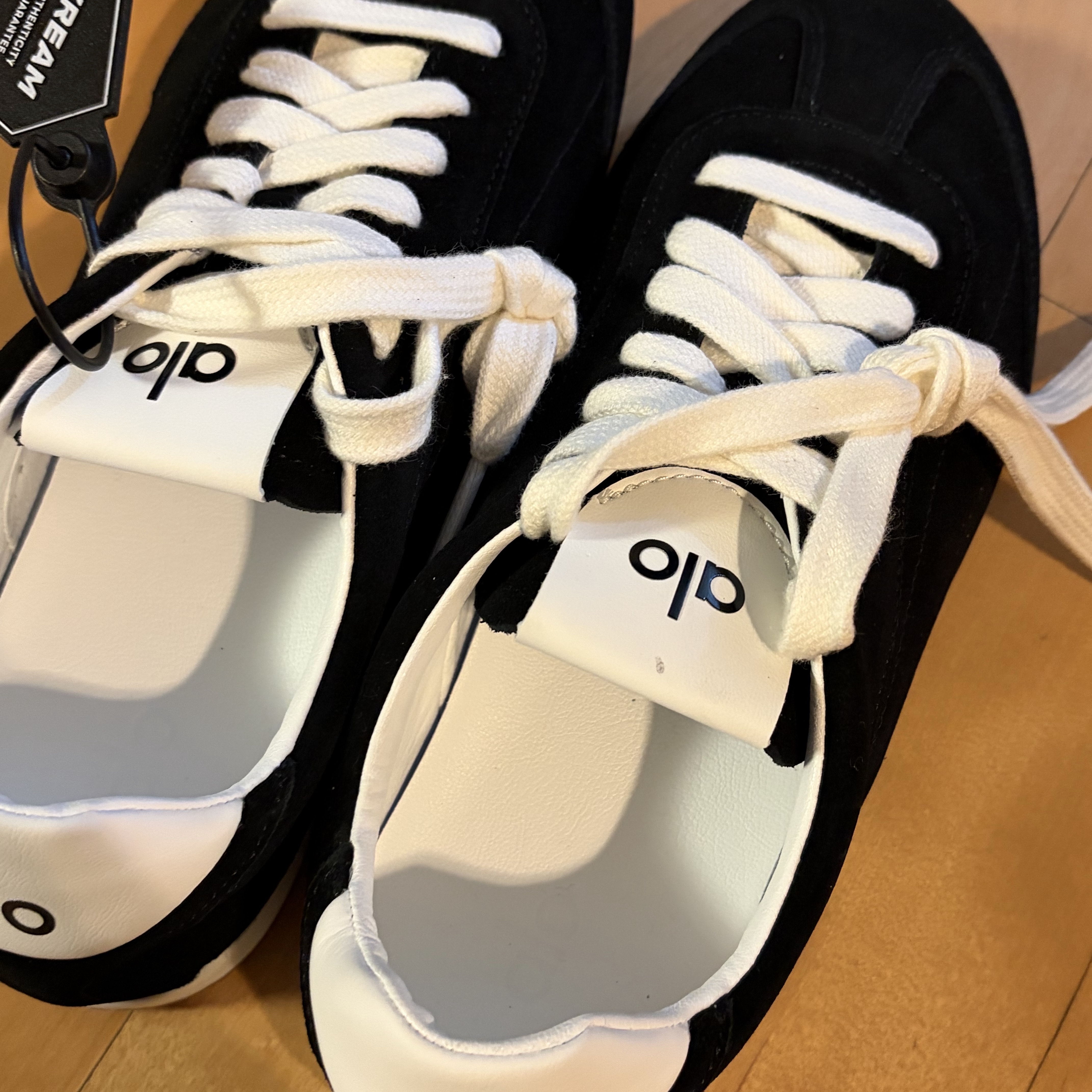 (W) Alo Yoga Sunset Sneaker Black 착용 스타일 - 2