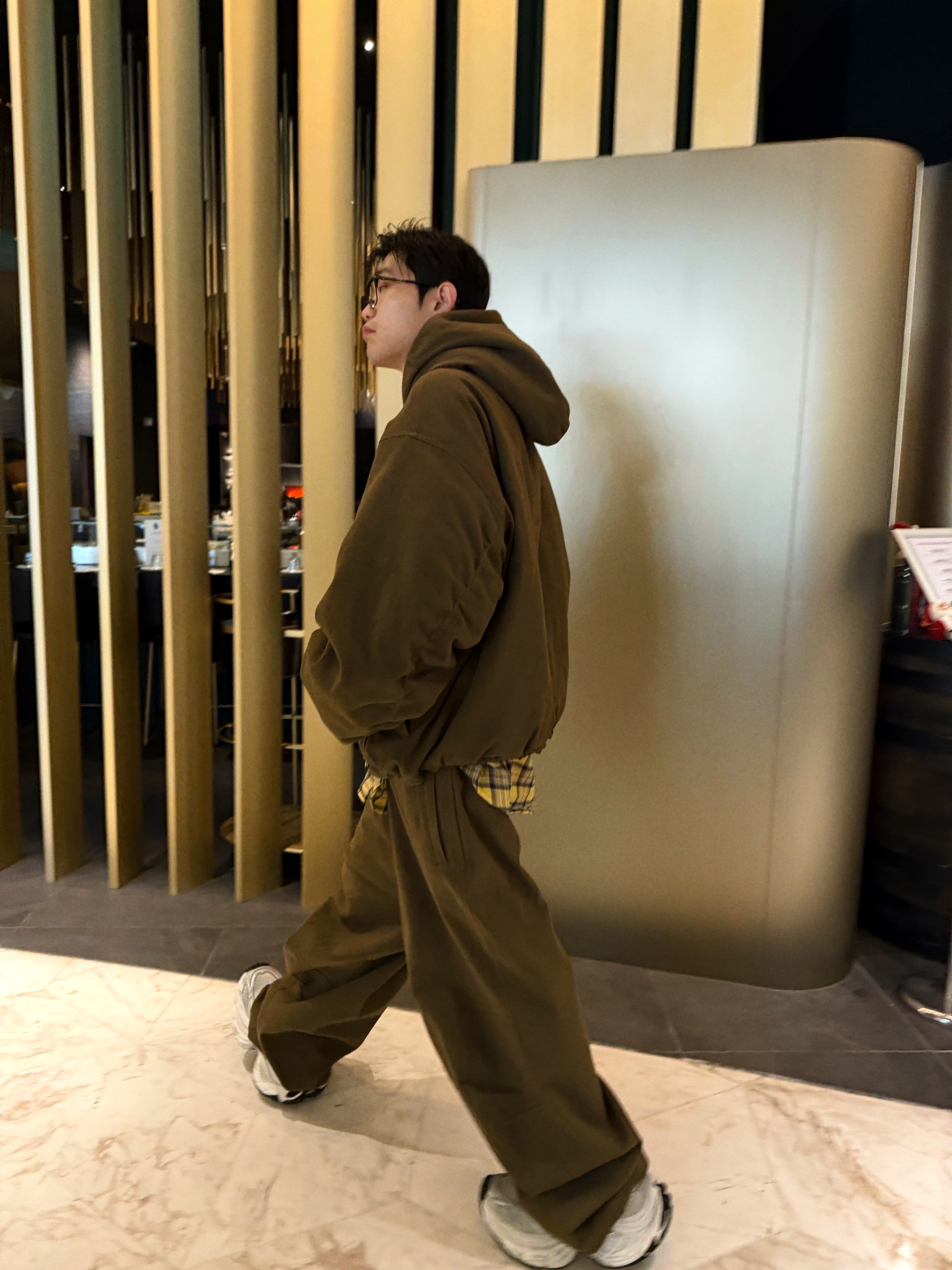 Nonnod Moleskin Shirring Bomber Khaki Brown, Nonnod Moleskin Track Pants Khaki Brown 착용 스타일 - 5