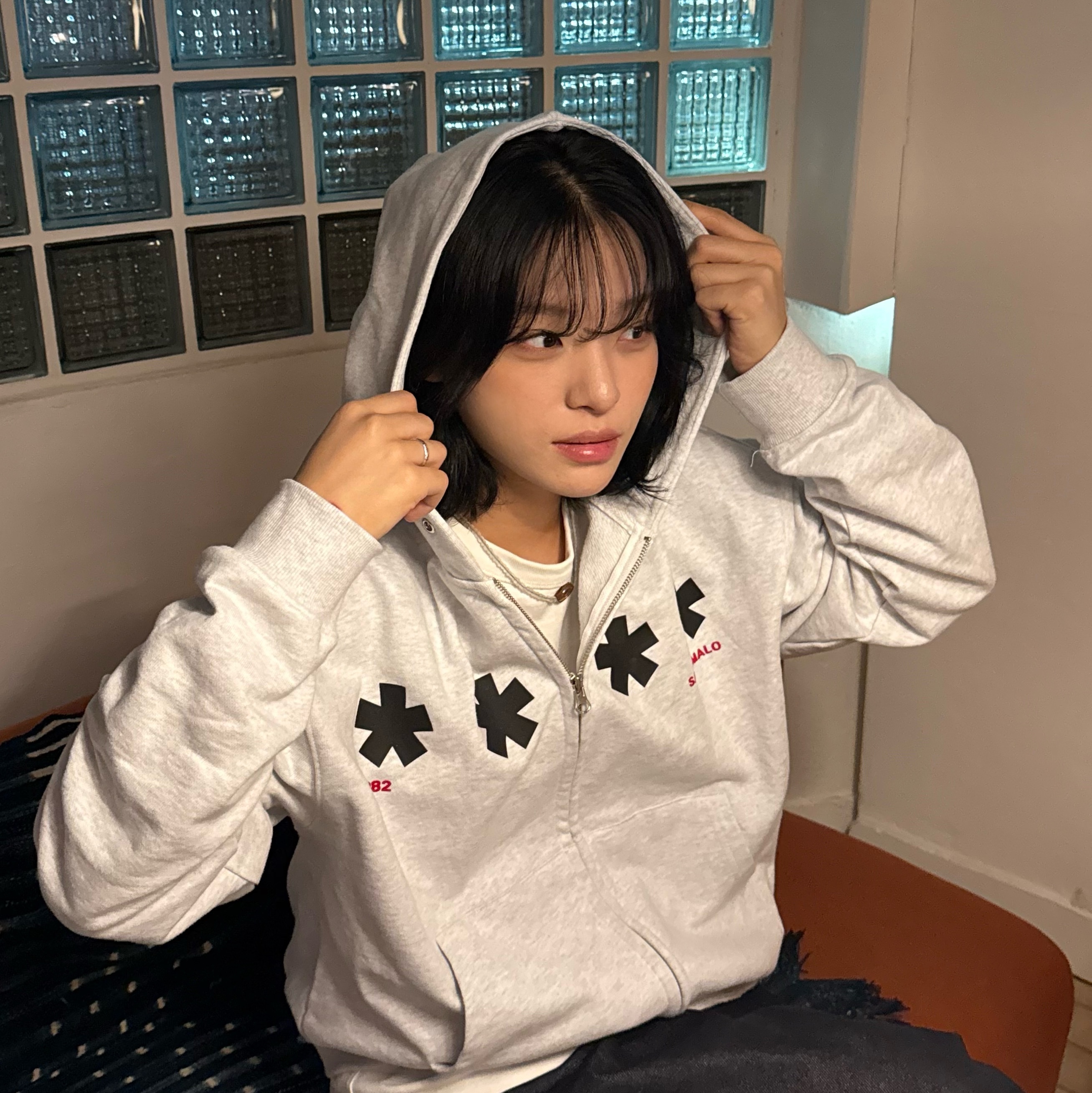 AMOU Square Star Hoodie Zip Up White Melange, AMOU Square Star Hoodie Zip Up Navy 착용 스타일 - 3