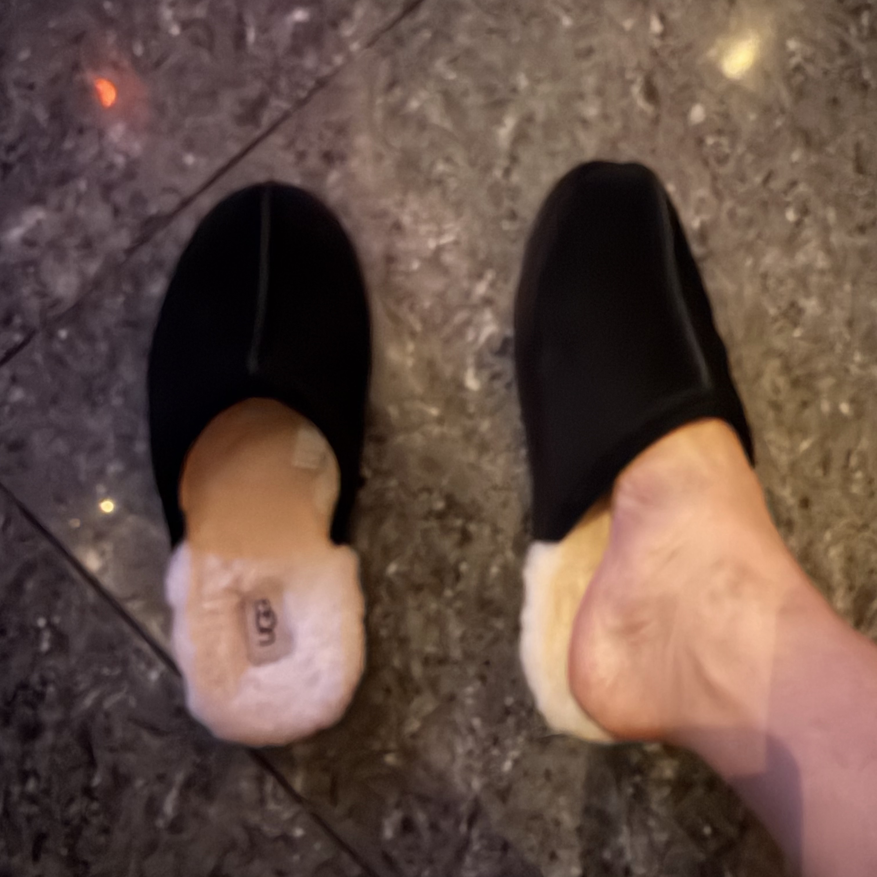 UGG Scuff Slipper Black 착용 스타일 - 2