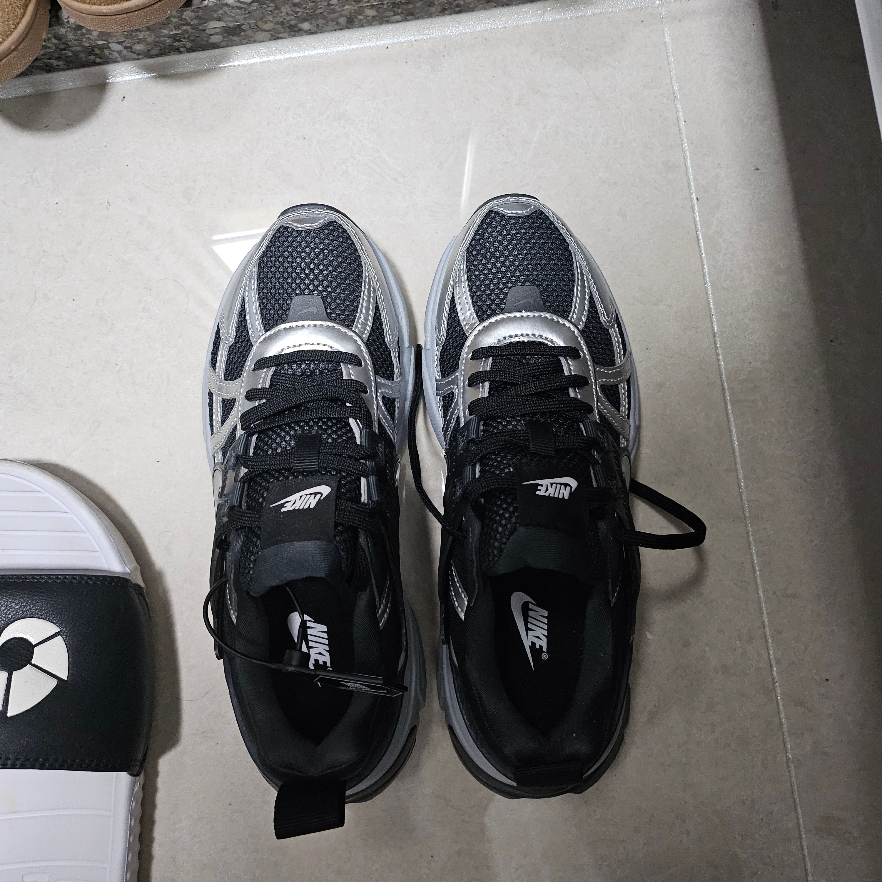 (W) Nike V2K Run Black Dark Smoke Grey 착용 스타일 - 2