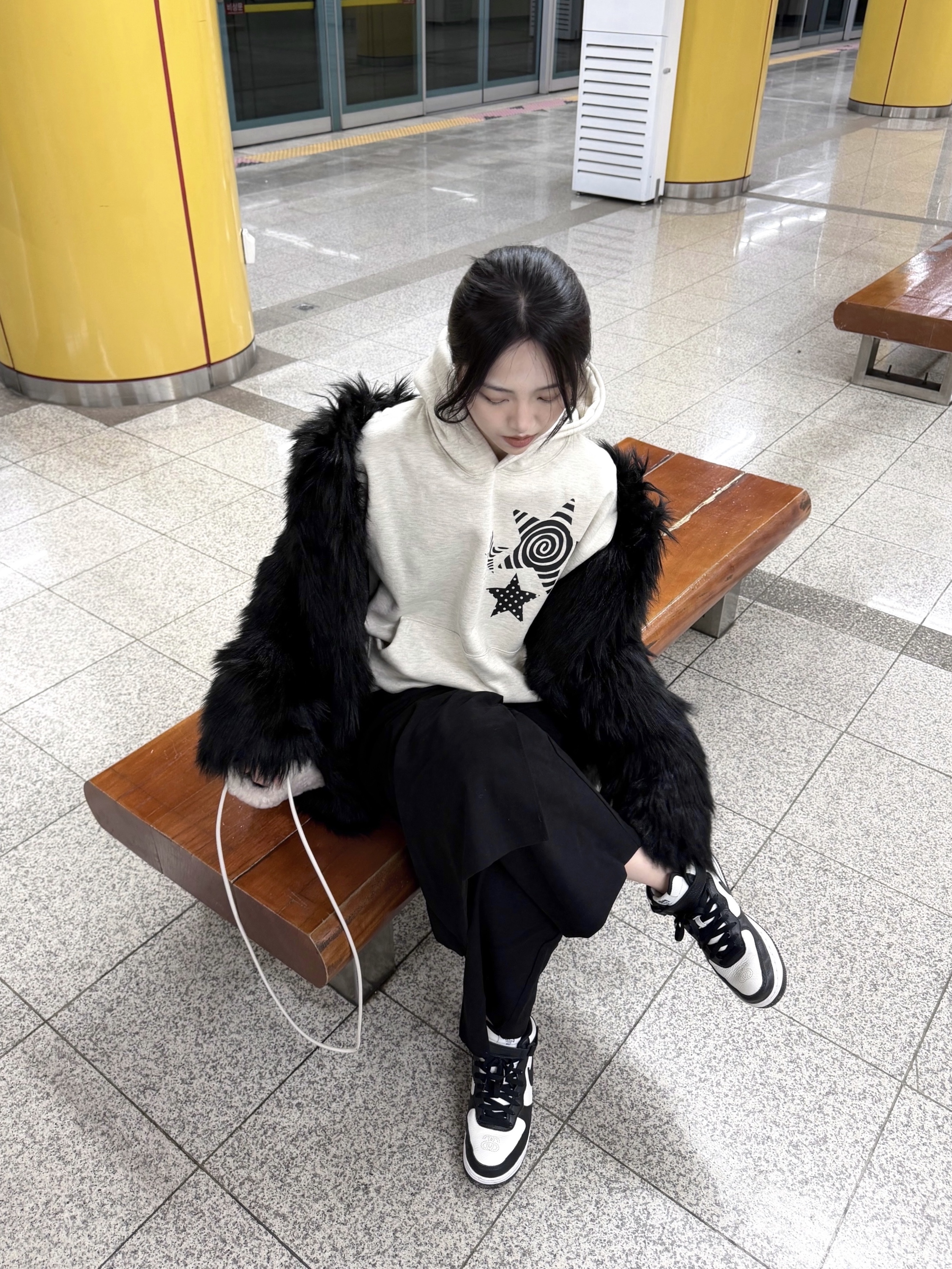 Nike x Stussy Air Force 1 '07 Mid SP Black and Light Bone, COS Crossbody Pouch Teddy Cream 착용 스타일 - 6