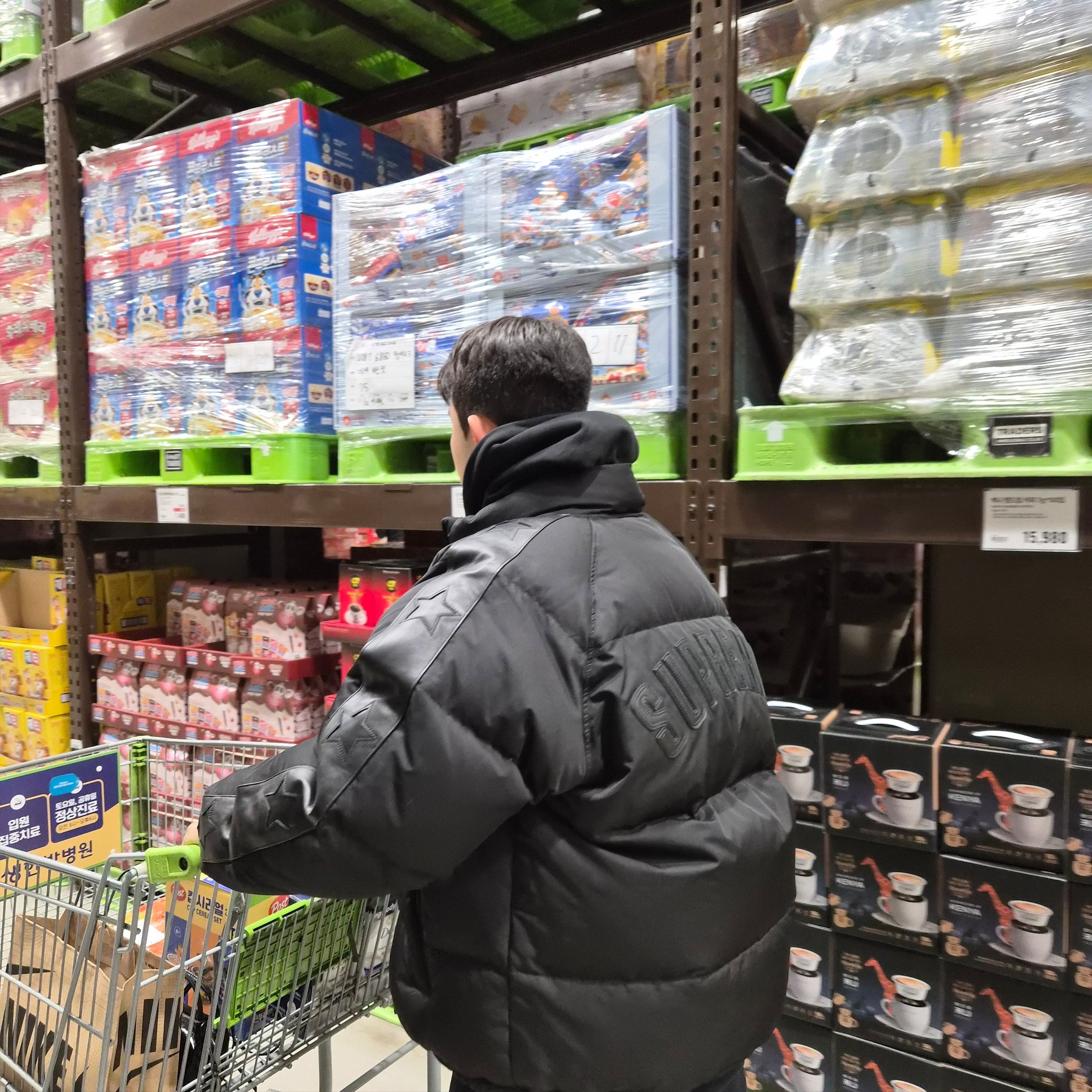 Supreme Star Sleeve Down Puffer Jacket Black - 23FW, Supreme Box Logo Hooded Sweatshirt Black - 25FW 착용 스타일 - 1