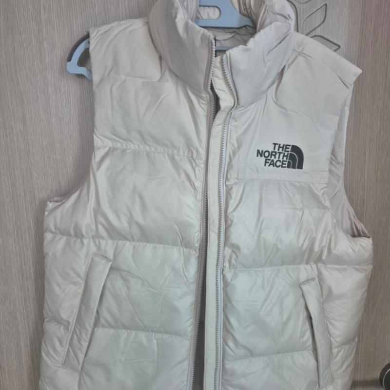 The North Face Nuptse On Ball Vest Cream Beige 착용 스타일