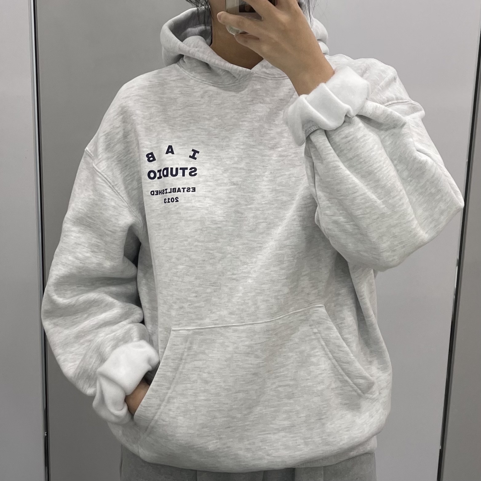IAB Studio 25 Hoodie Light Gray Navy 착용 스타일 - 1