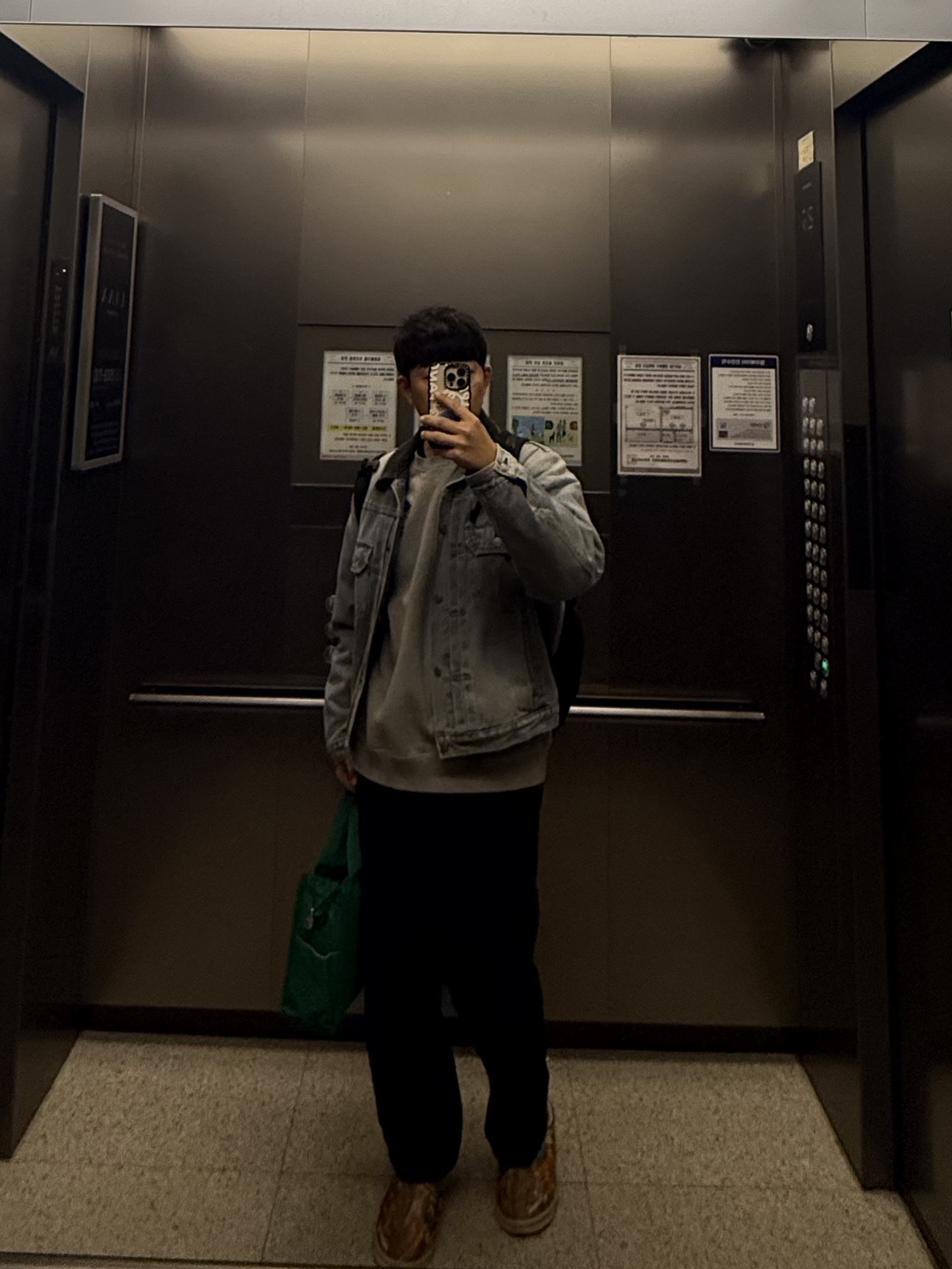 Stussy x Levi's Embossed Trucker Jacket Indigo, UGG x Palace Tasman Slipper Chestnut Camo 착용 스타일