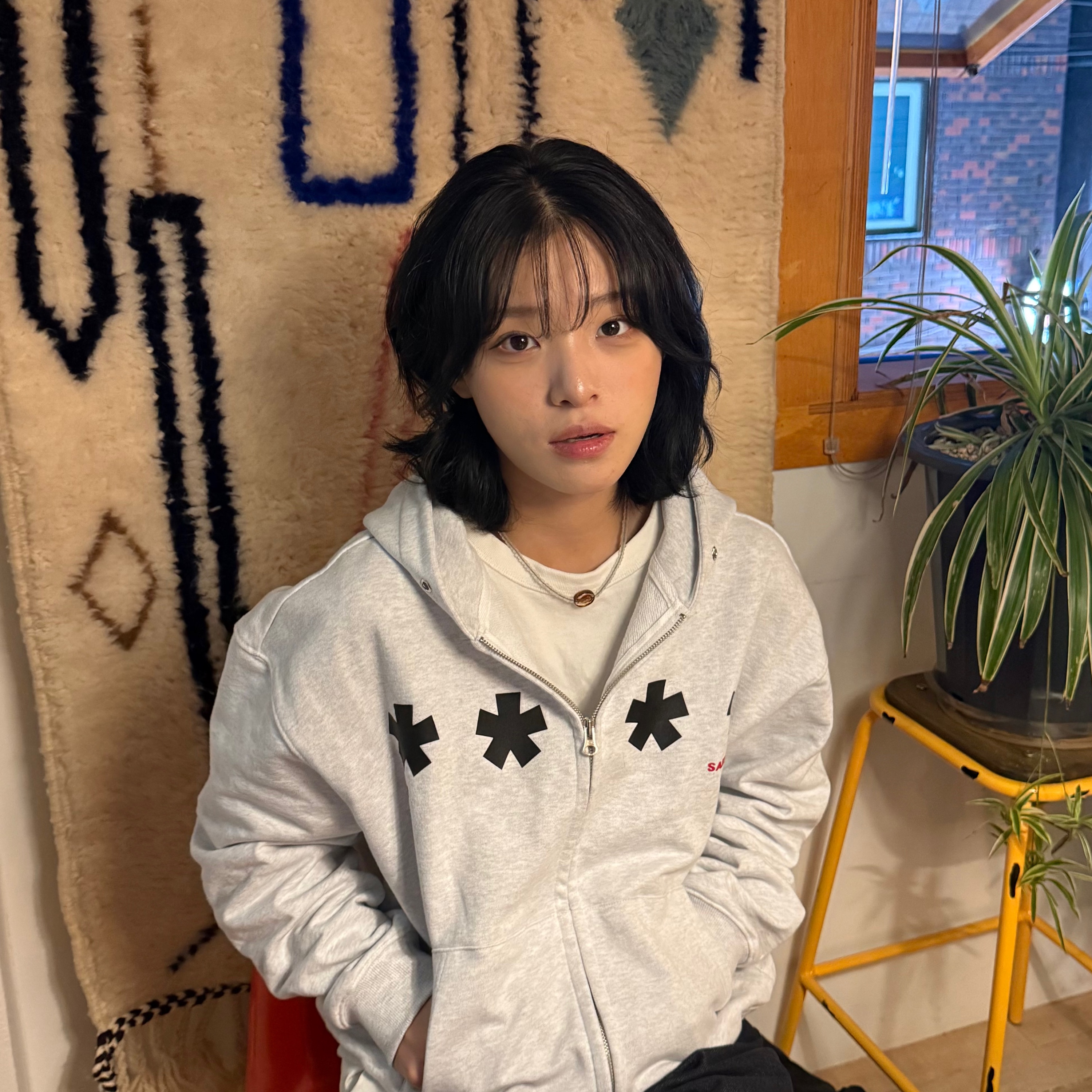 AMOU Square Star Hoodie Zip Up White Melange, AMOU Square Star Hoodie Zip Up Navy 착용 스타일 - 2