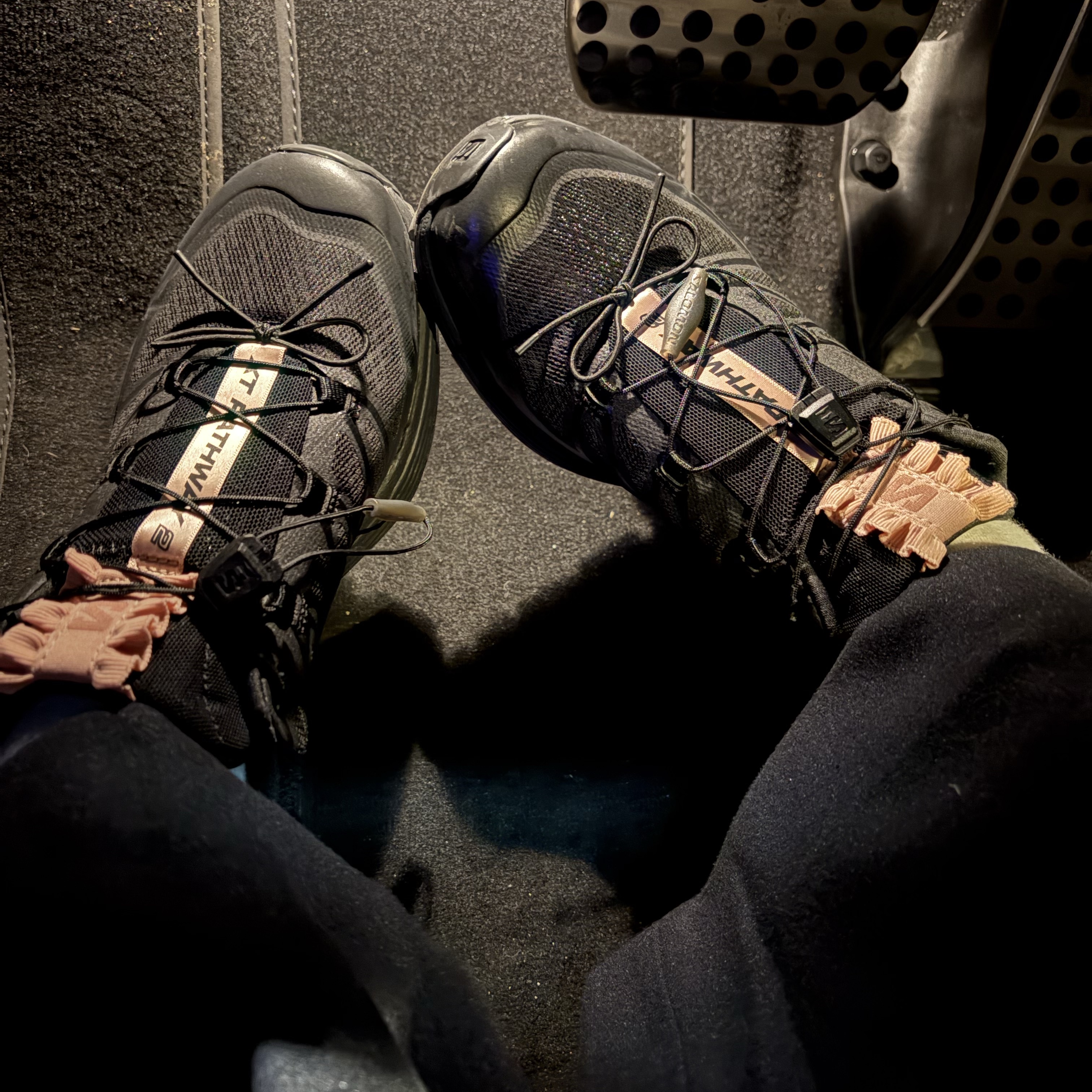 Salomon XT-Pathway 2 Black Mahogany Rose 착용 스타일