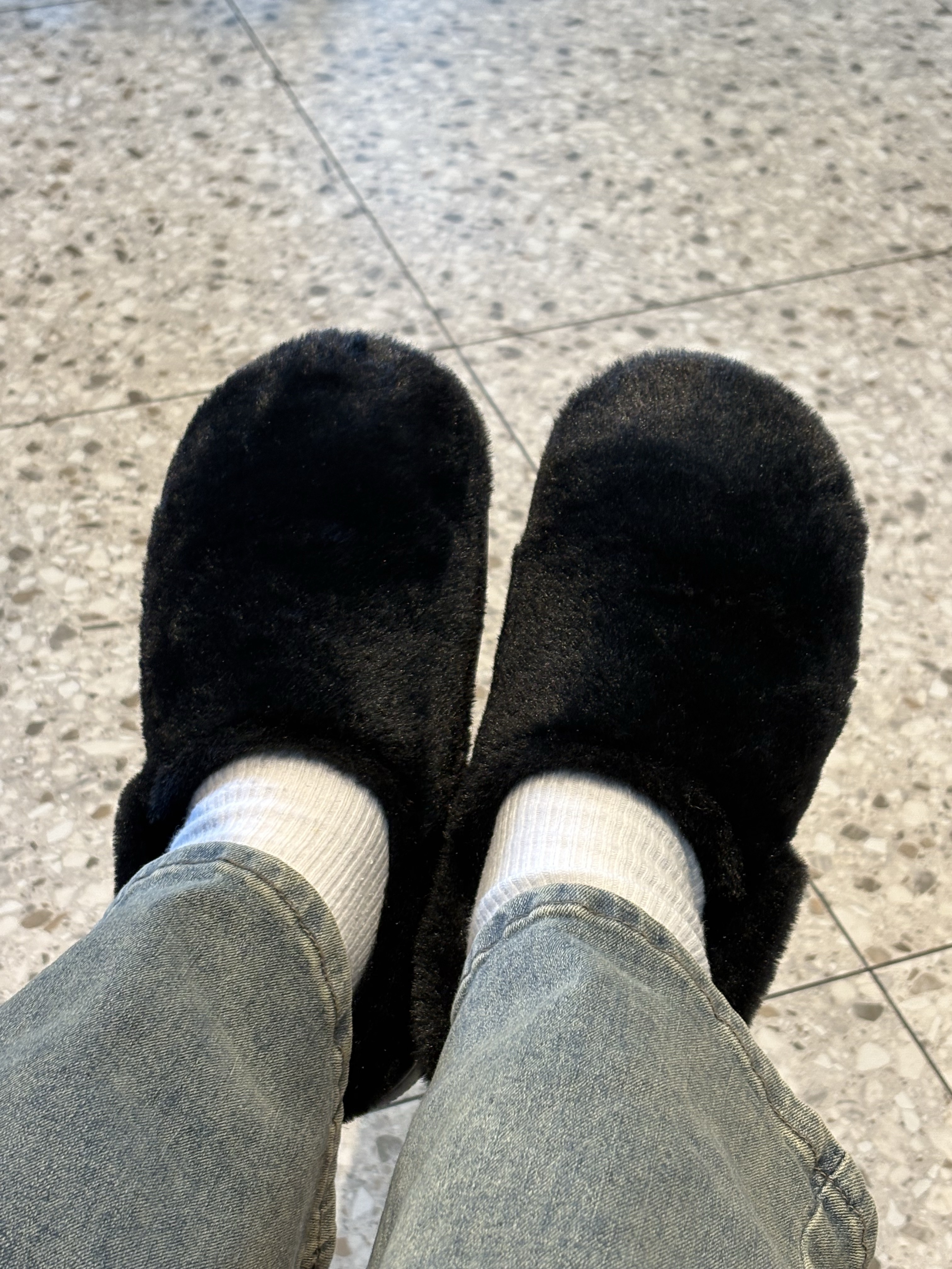 Crocs Classic Unfurgettable Clog Black 착용 스타일 - 2