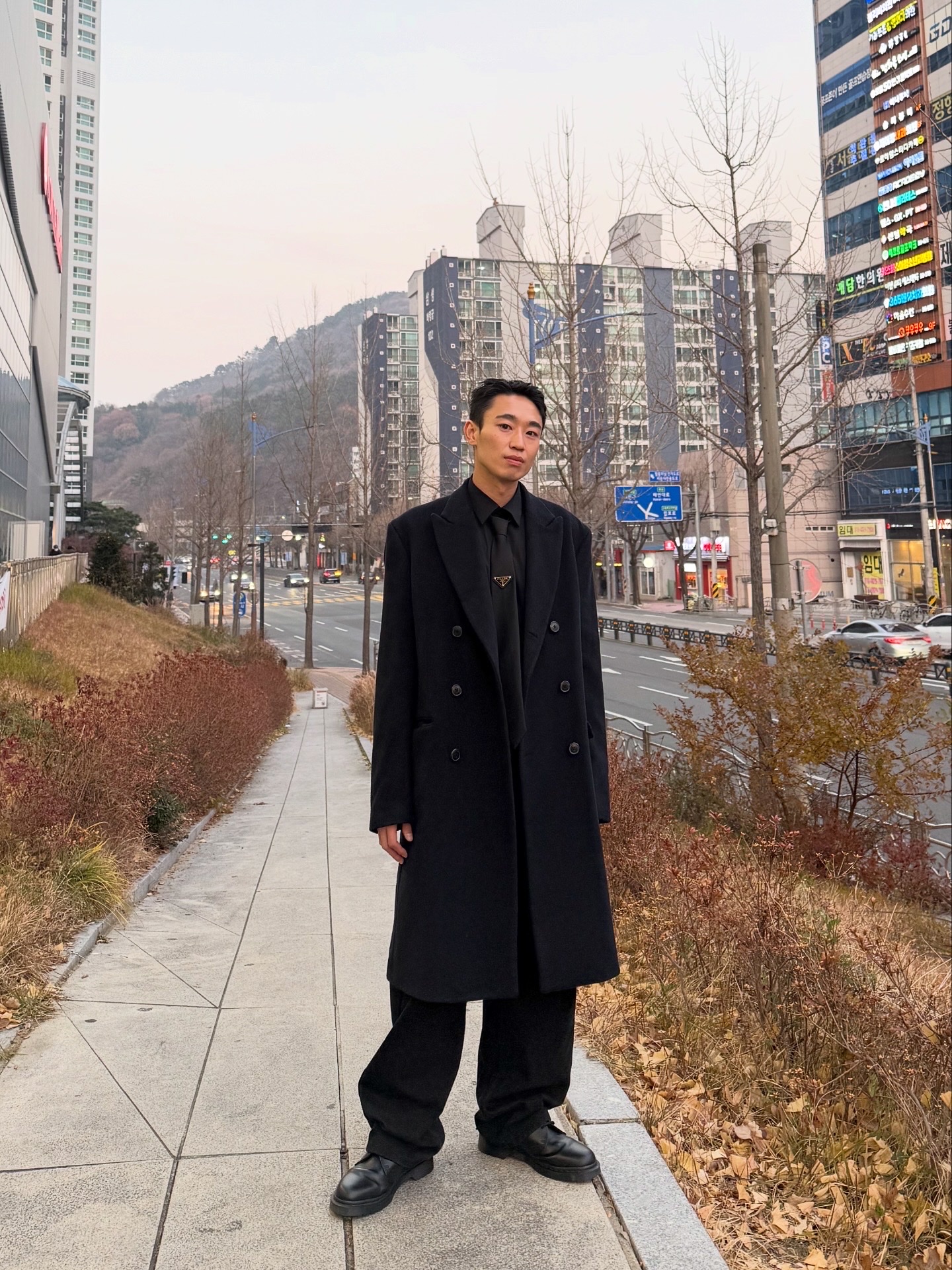 Prada Re-Nylon Gabardine Tie Black, Dr. Martens 1461 Mono Black 착용 스타일 - 2