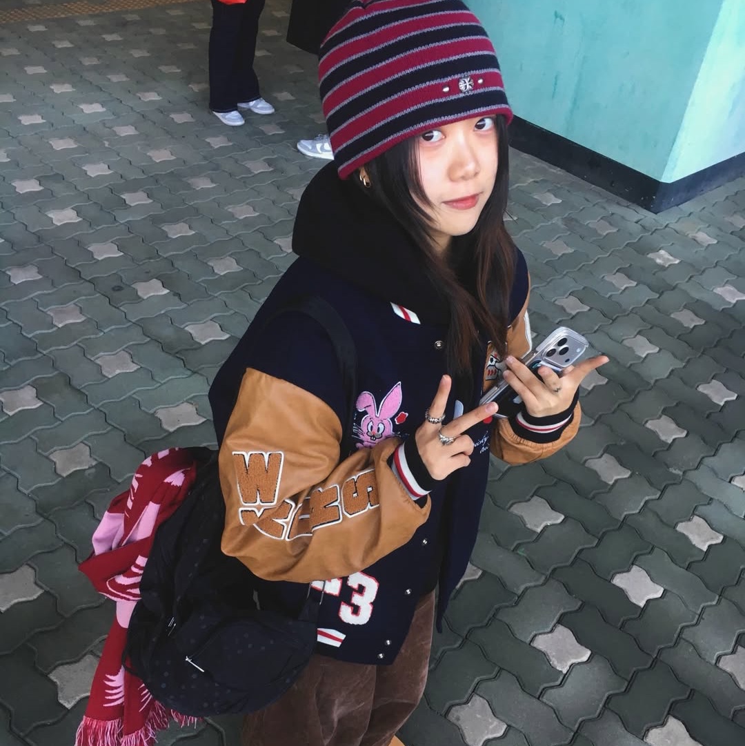 Mea Striped Stud Beanie Red 착용 스타일 - 1
