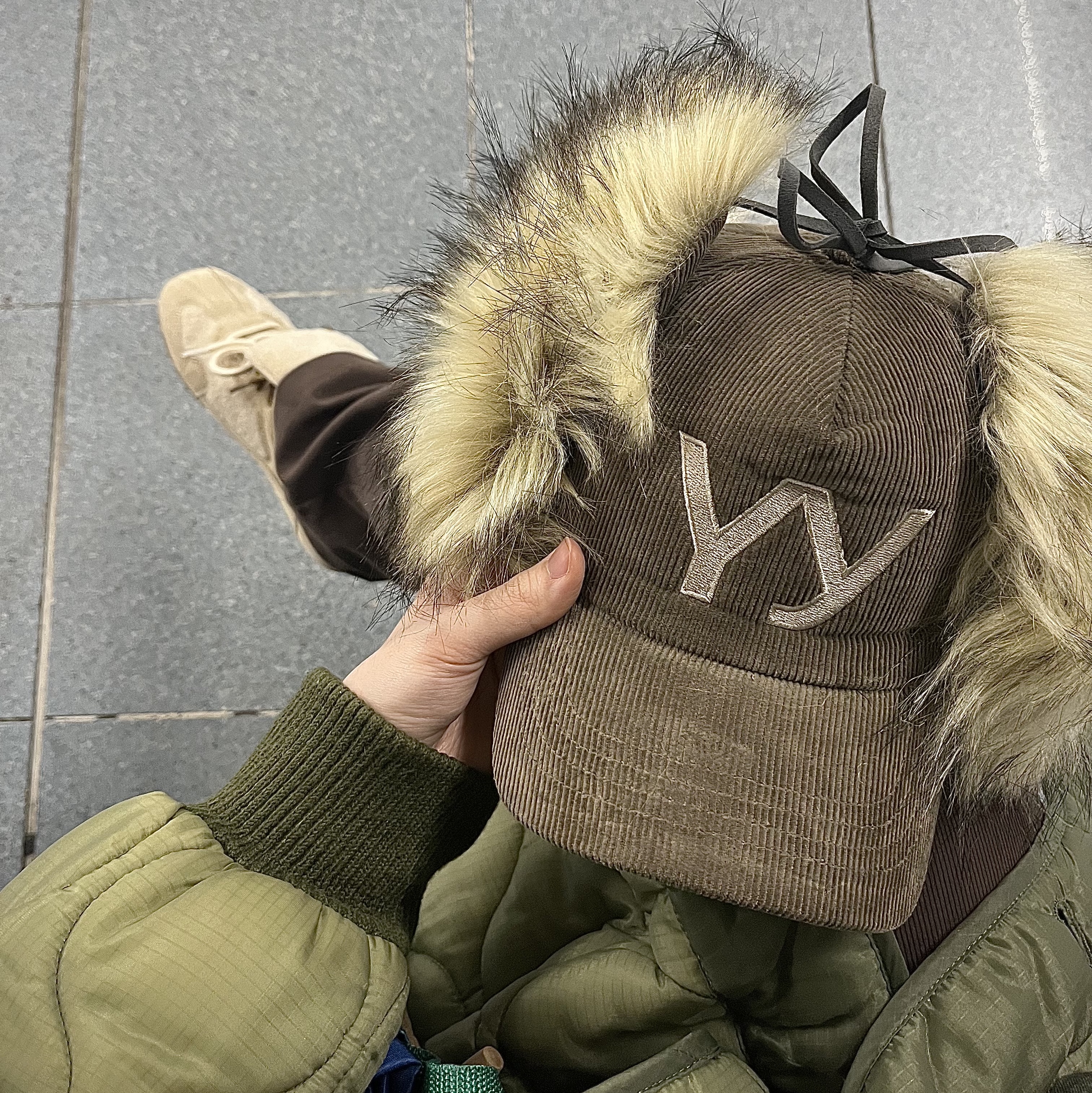 Open Yy Faux Fur Corduroy Earflap Cap Khaki 착용 스타일 - 2