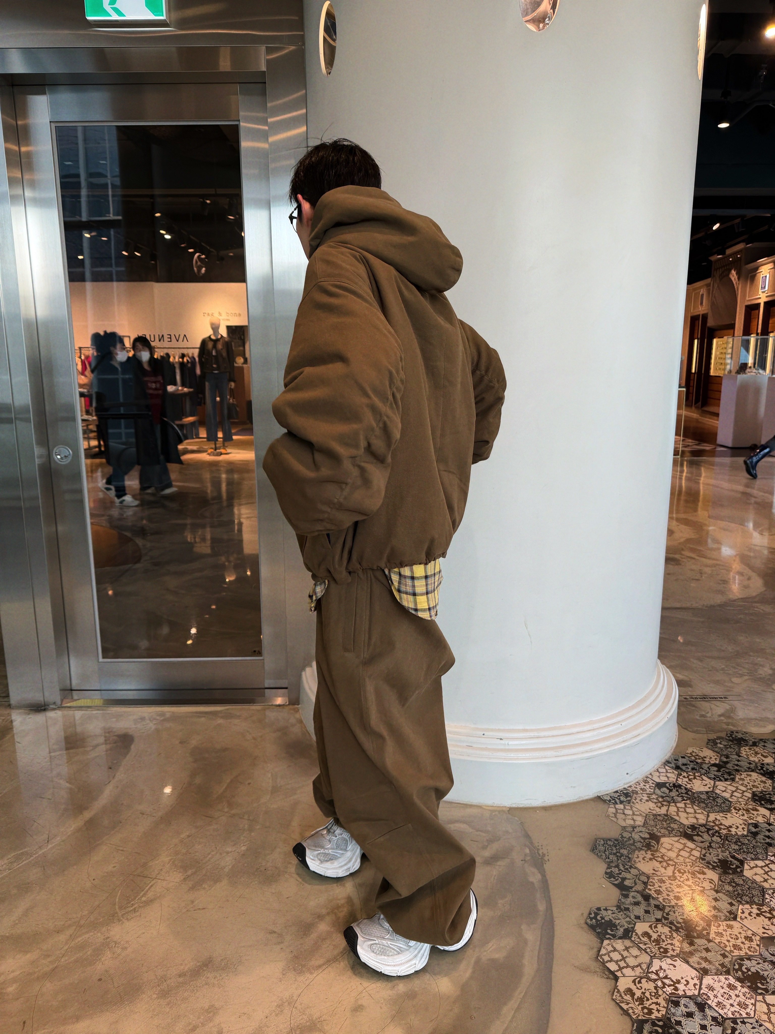 Nonnod Moleskin Shirring Bomber Khaki Brown, Nonnod Moleskin Track Pants Khaki Brown 착용 스타일 - 2