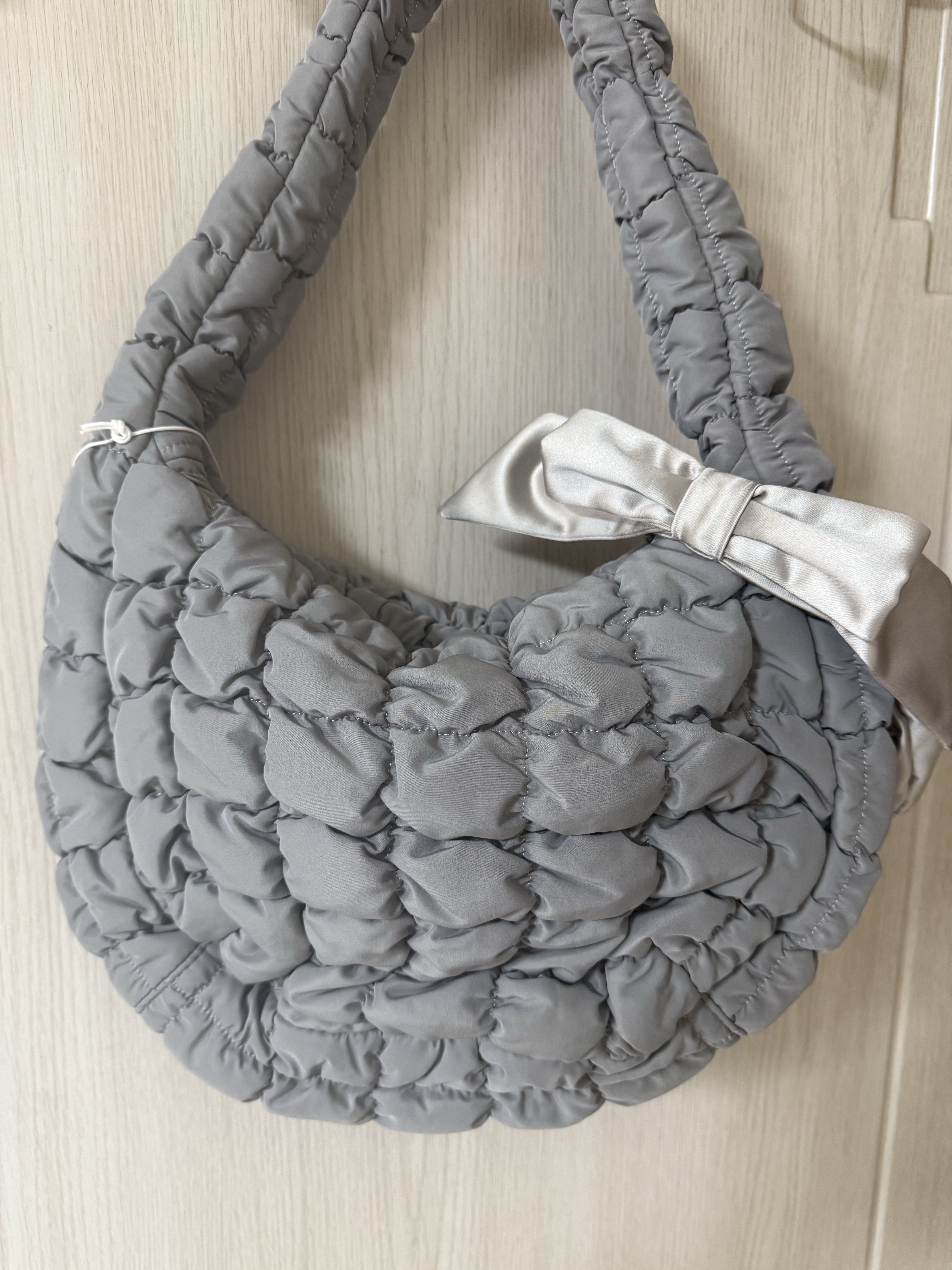 COS Quilted Mini Bag Grey, & Other Stories Satin Bow Bag Silver 착용 스타일 - 2