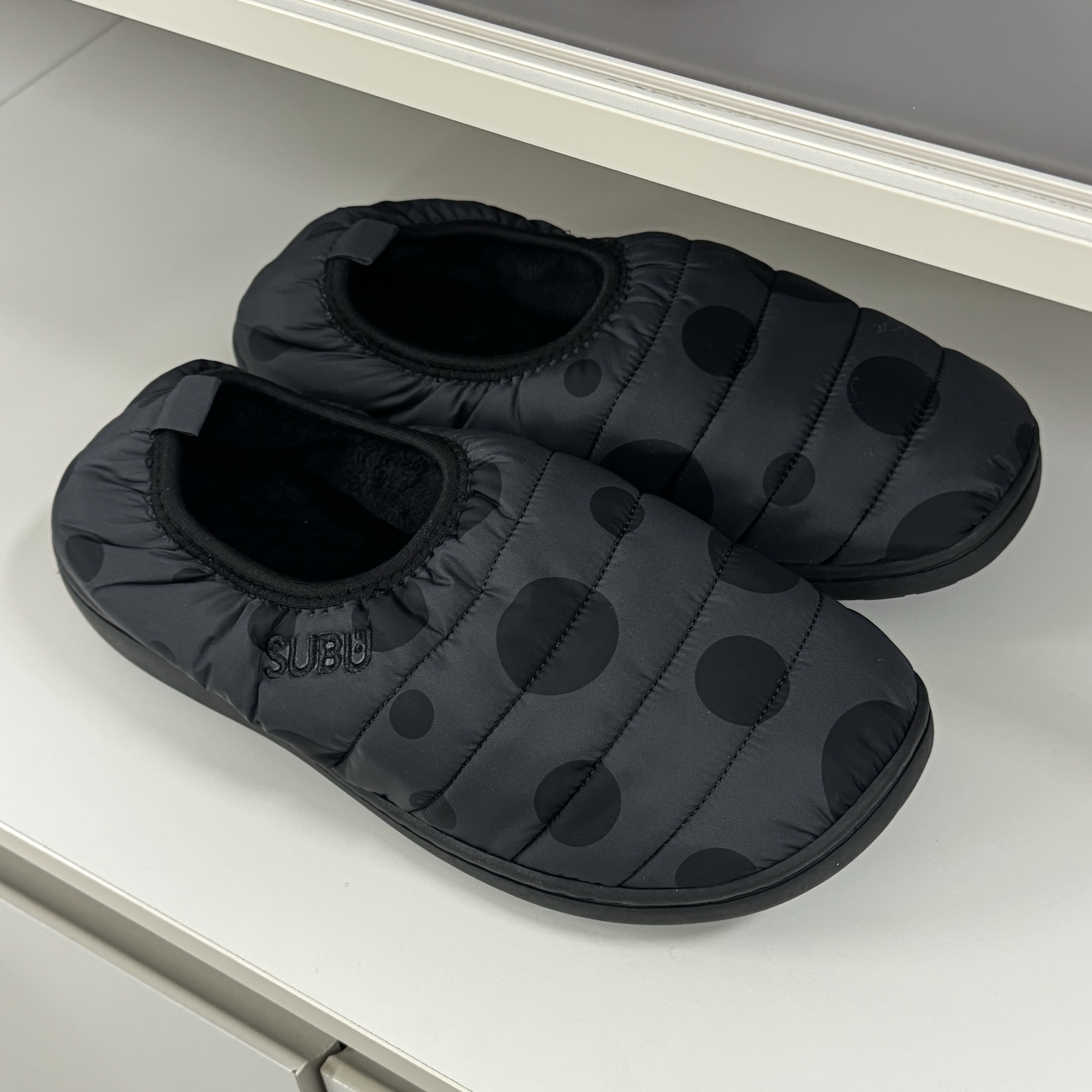 Subu Packable Exclusive Charcoal Snow Dot 착용 스타일 - 1