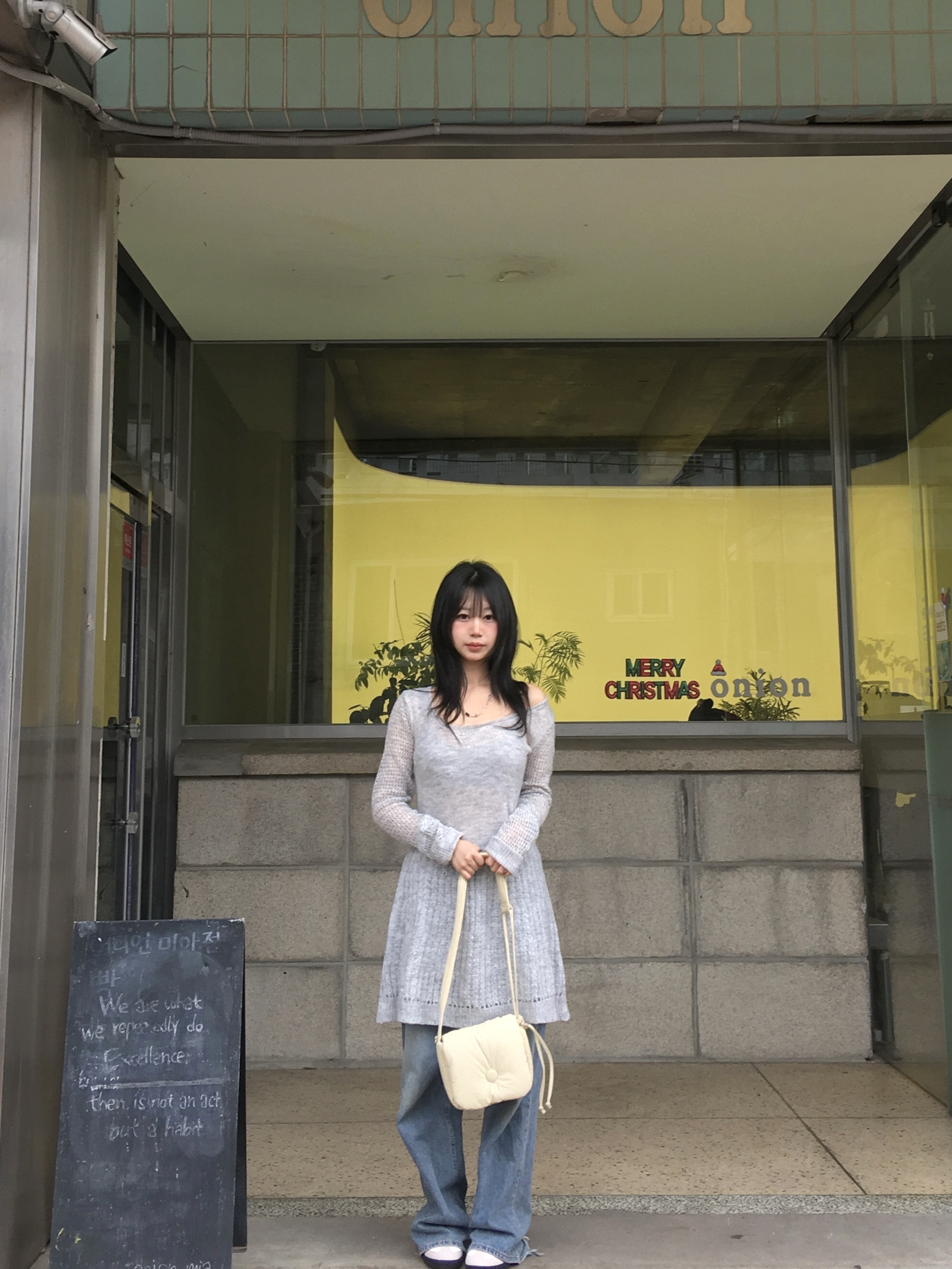 COYSEIO Soft Bell Knit Light Grey 착용 스타일 - 3