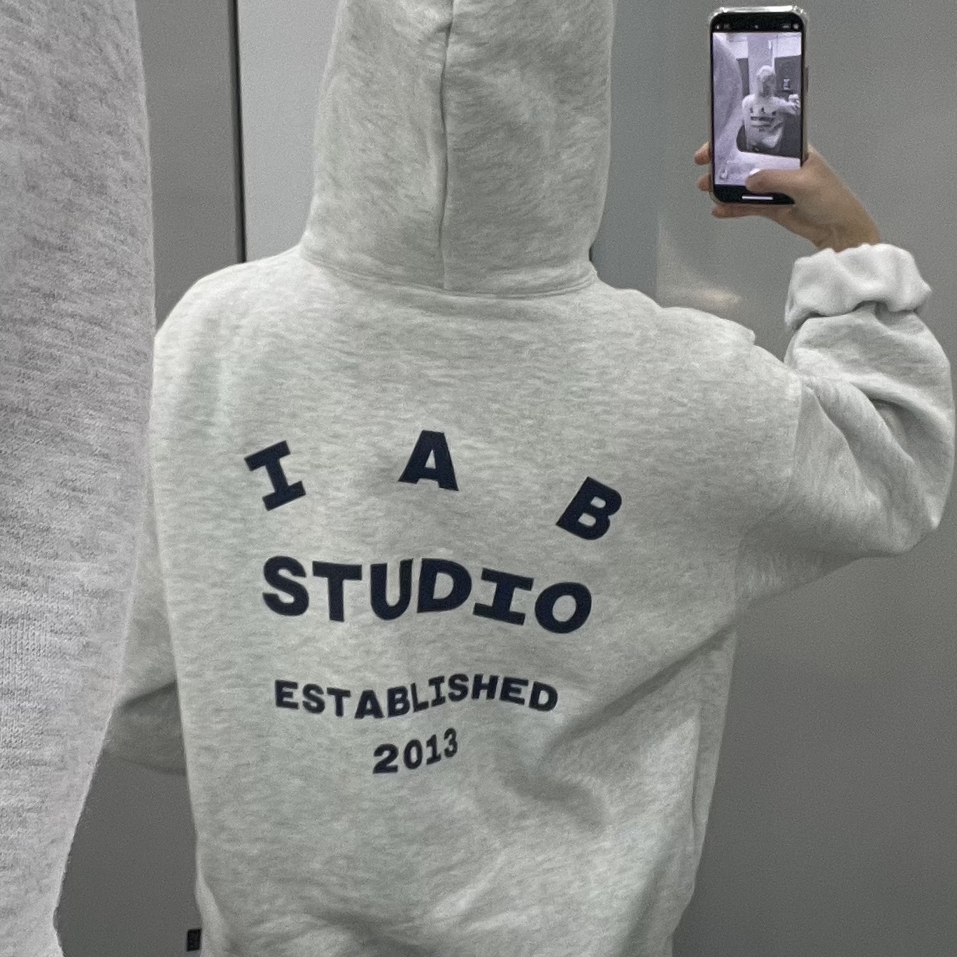 IAB Studio 25 Hoodie Light Gray Navy 착용 스타일 - 2