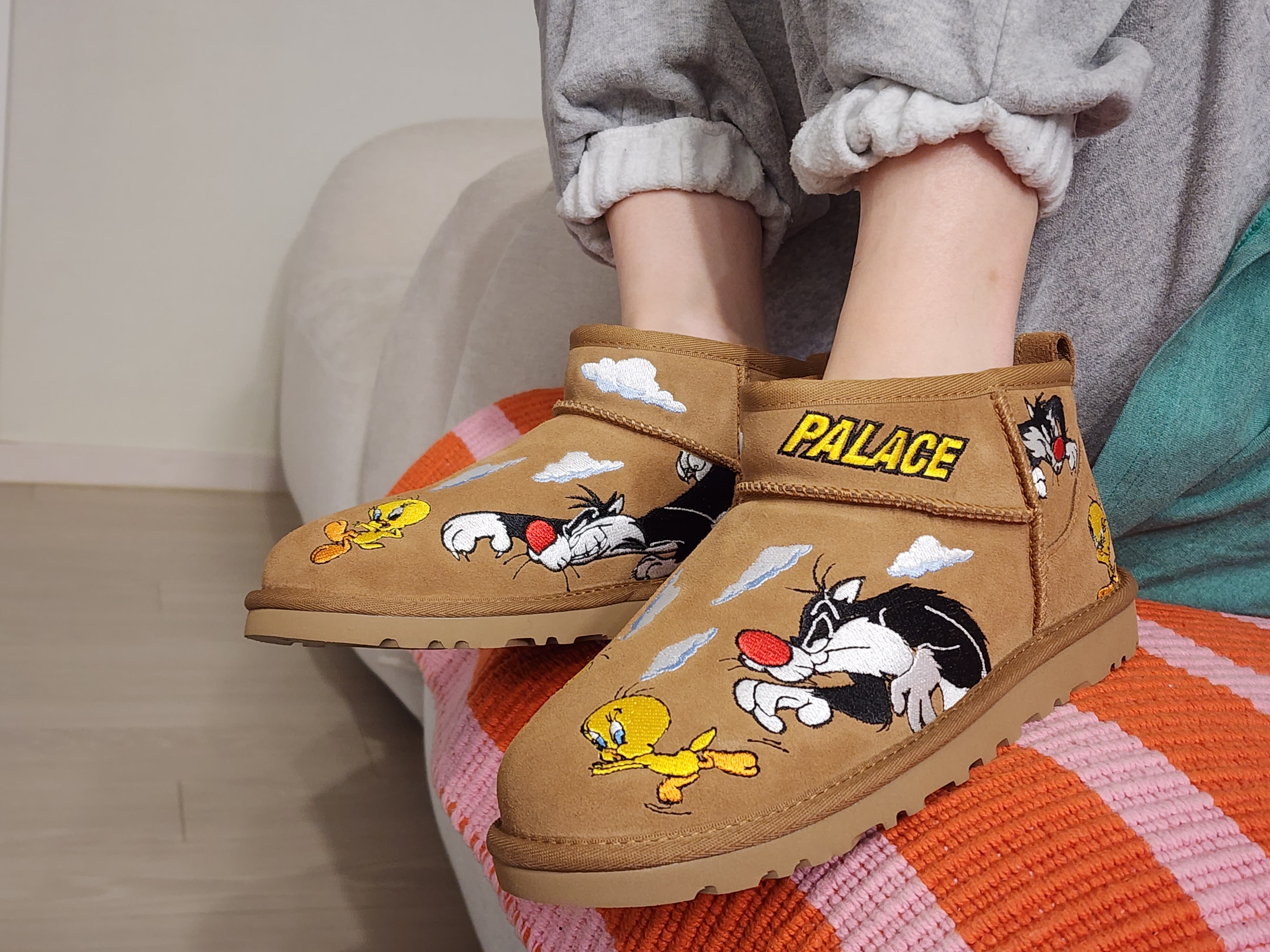 UGG x Palace x Looney Tunes Ultra Mini Boot Chestnut, UGG x Palace x Looney Tunes Ultra Mini Boot Black 착용 스타일 - 1