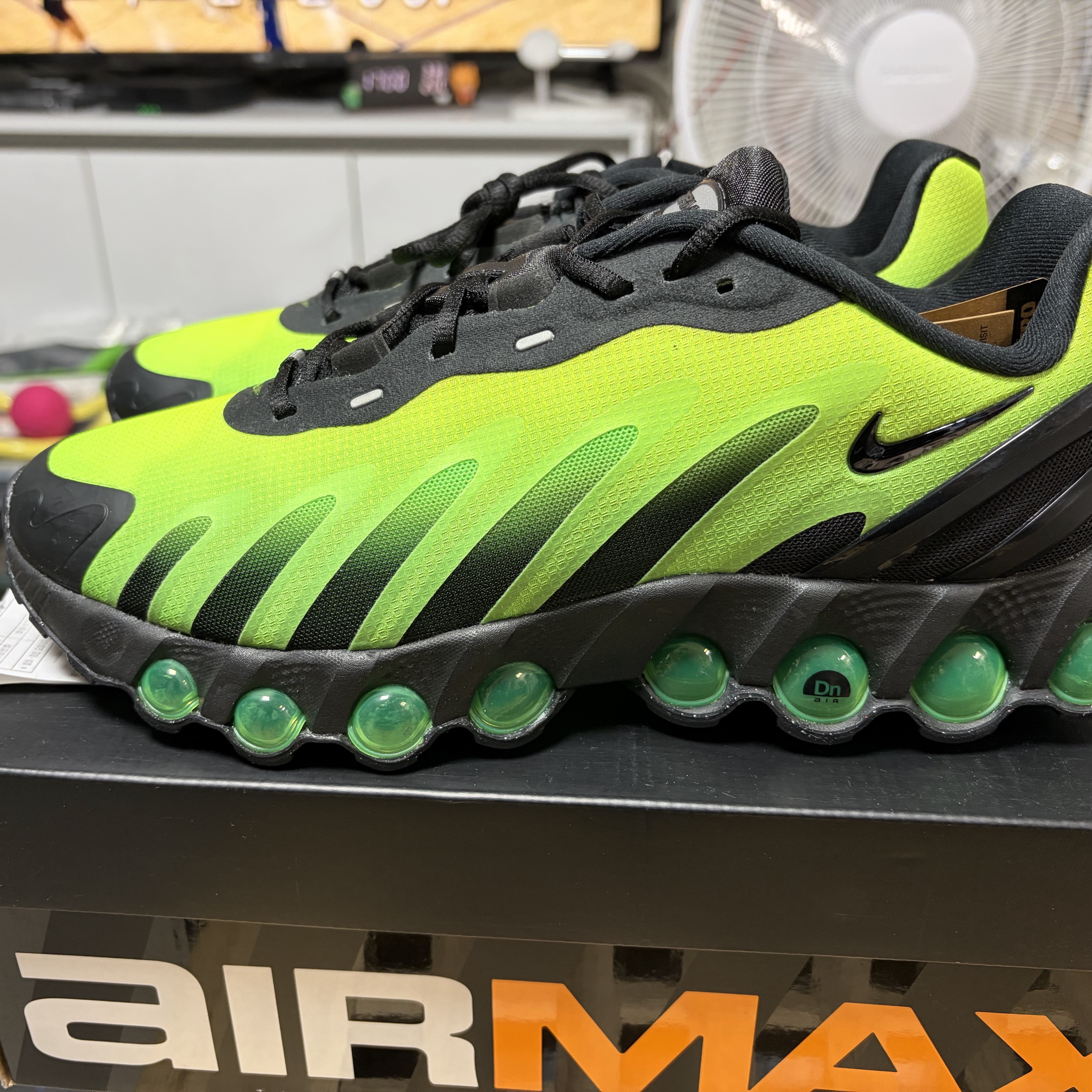 Nike Air Max Dn8 Black Green Strike 착용 스타일 - 1