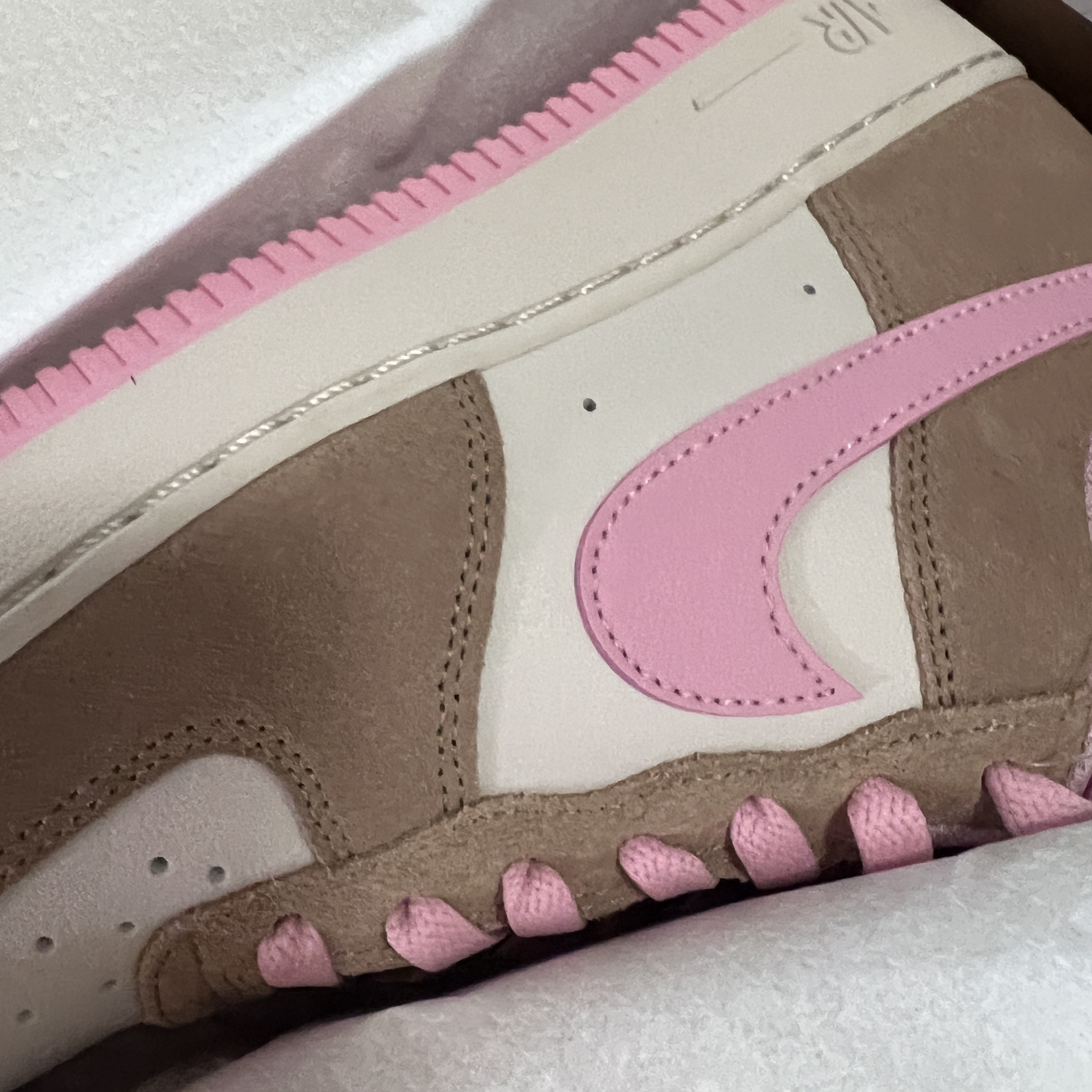 Nike Air Force 1 '07 LV8 Medium Soft Pink Phantom 착용 스타일