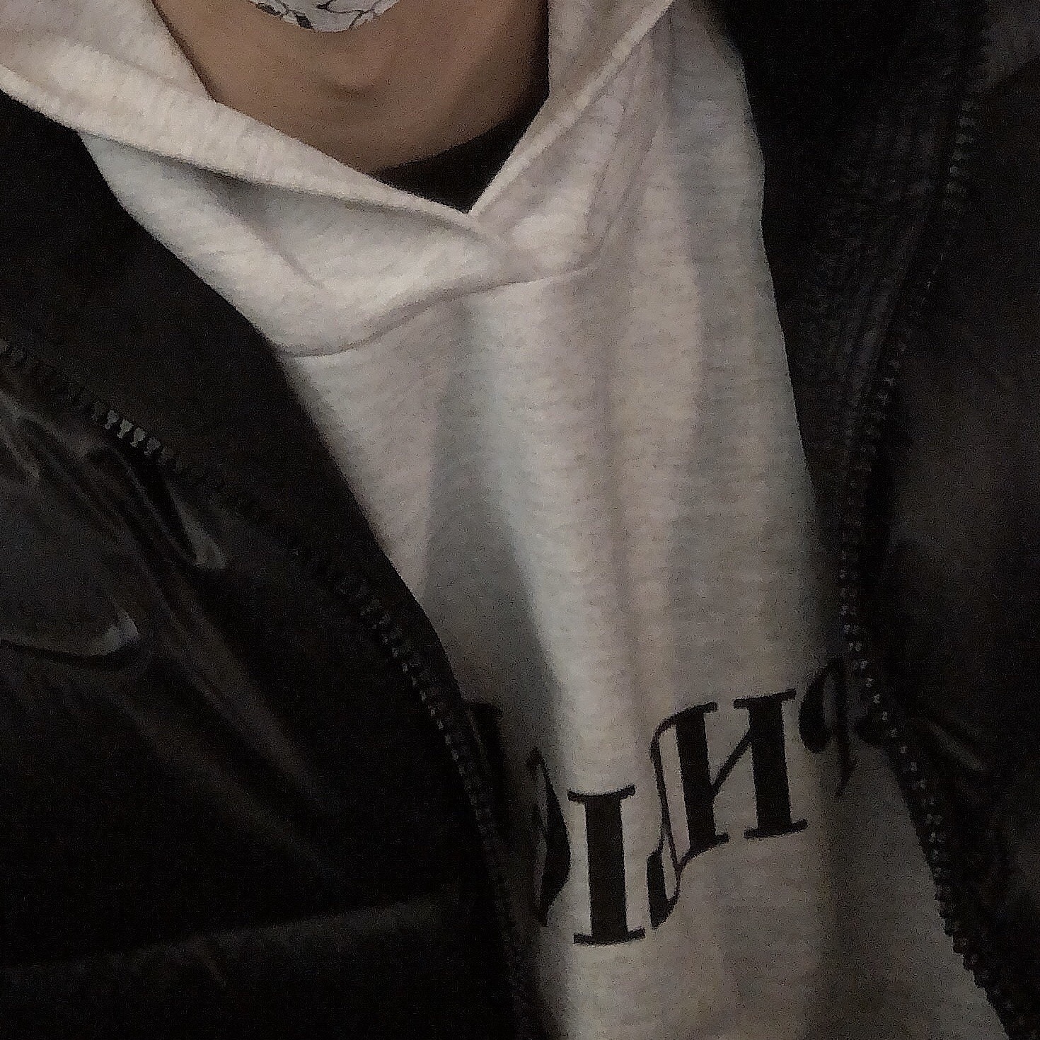 Yeezy x Gosha Rubchinskiy YZY Black Dogs Hoodie Heather Grey 착용 스타일 - 2