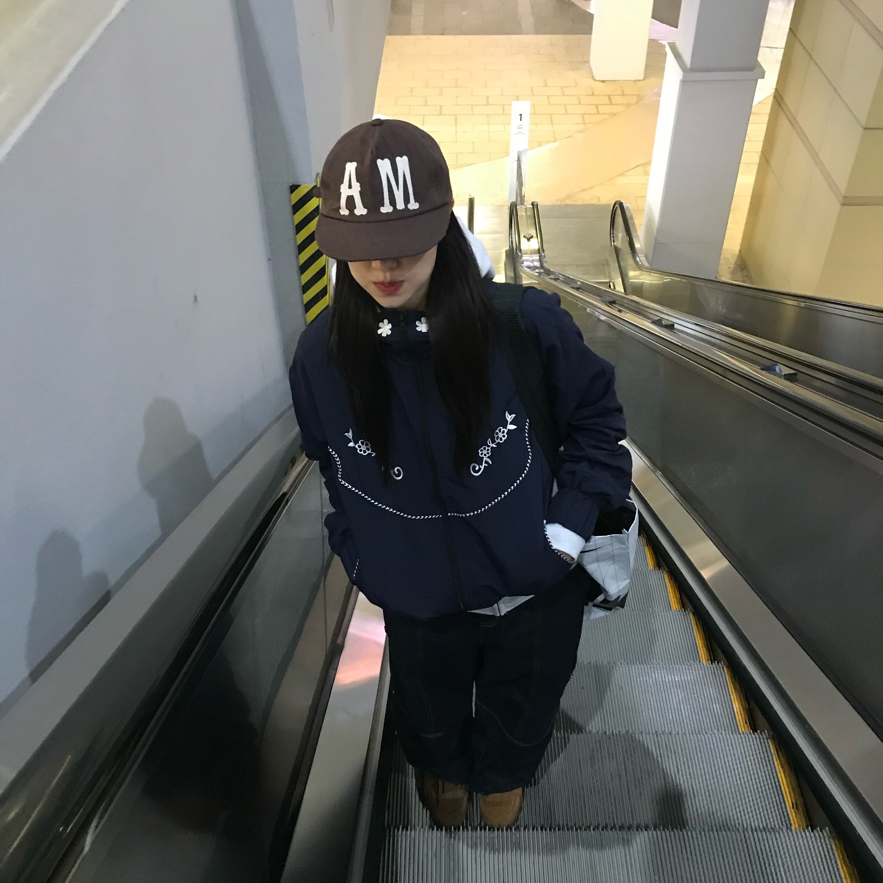 AMOU Square Star Hoodie Zip Up White Melange, AMOU Square Star Hoodie Zip Up Navy 착용 스타일 - 3