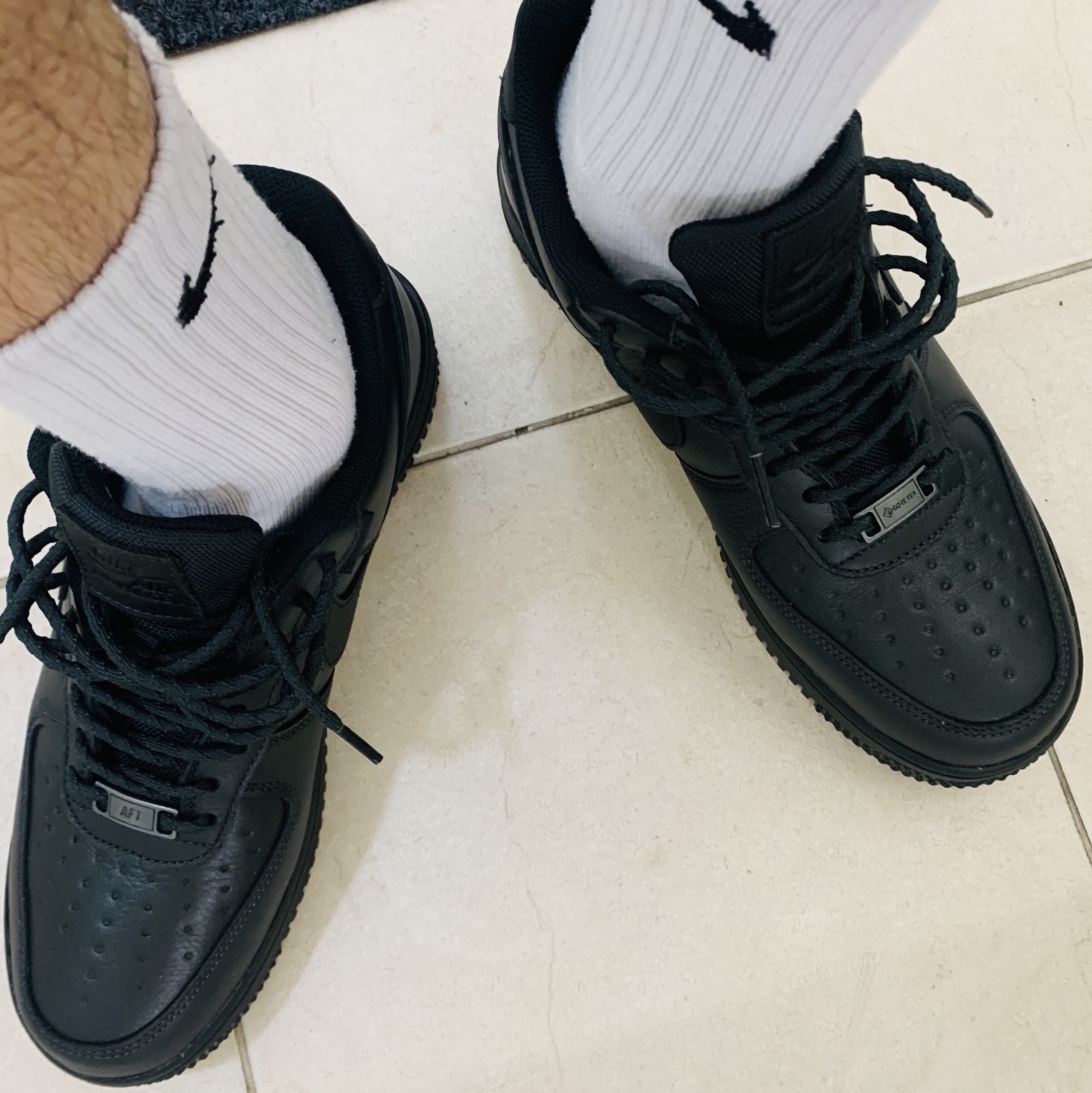 Nike Air Force 1 Low Gore-Tex Vibram Off Noir and Black 착용 스타일 - 2