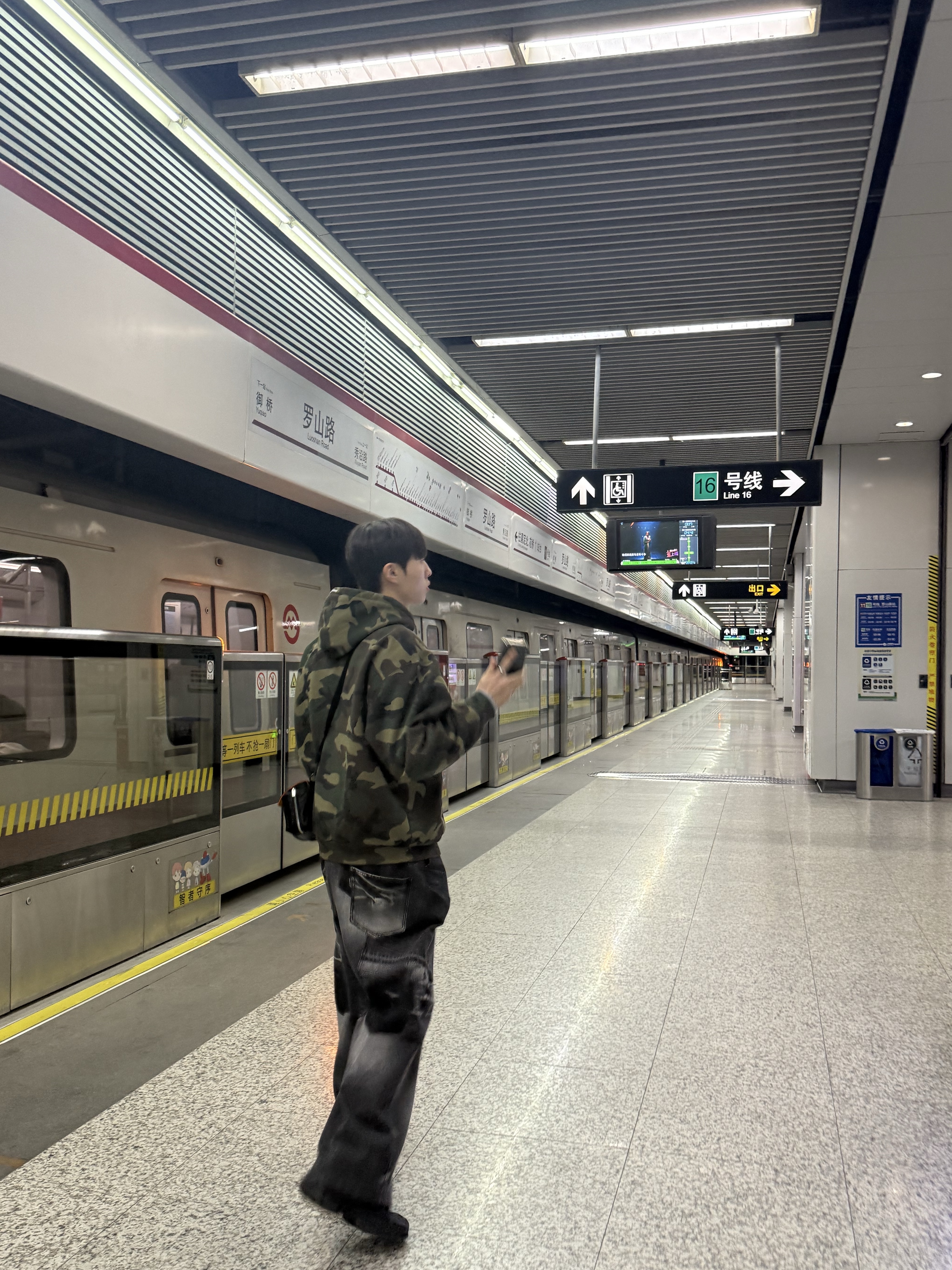 Supreme x Dickies Quilted Lined Zip Up Hooded Sweatshirt Woodland Camo - 25FW, Porter Tanker Shoulder Bag Black 착용 스타일 - 3