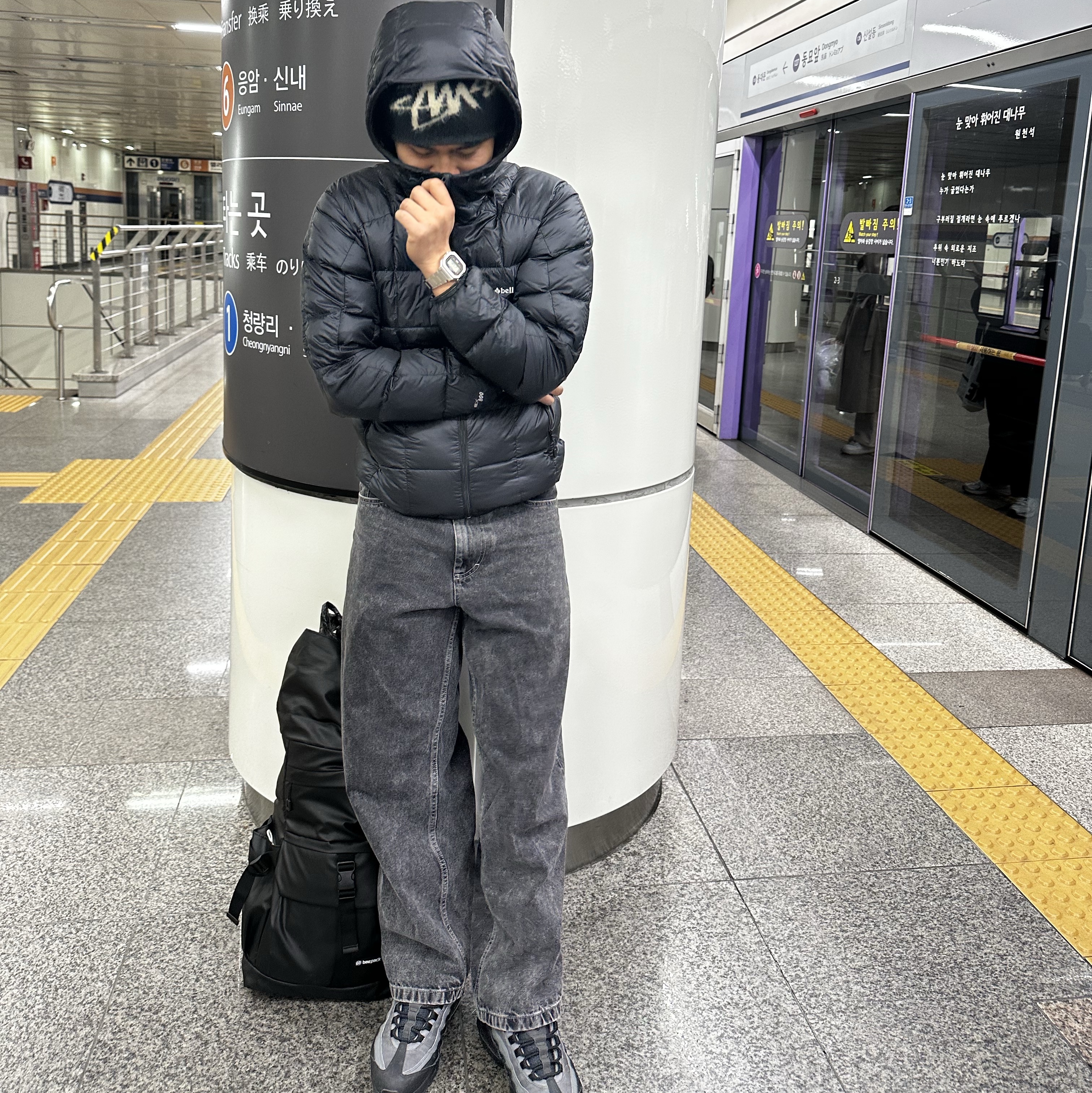 Stussy Brushed Out Stock Skullcap Beanie Black, Montbell Superior Down Parka Black 착용 스타일 - 2