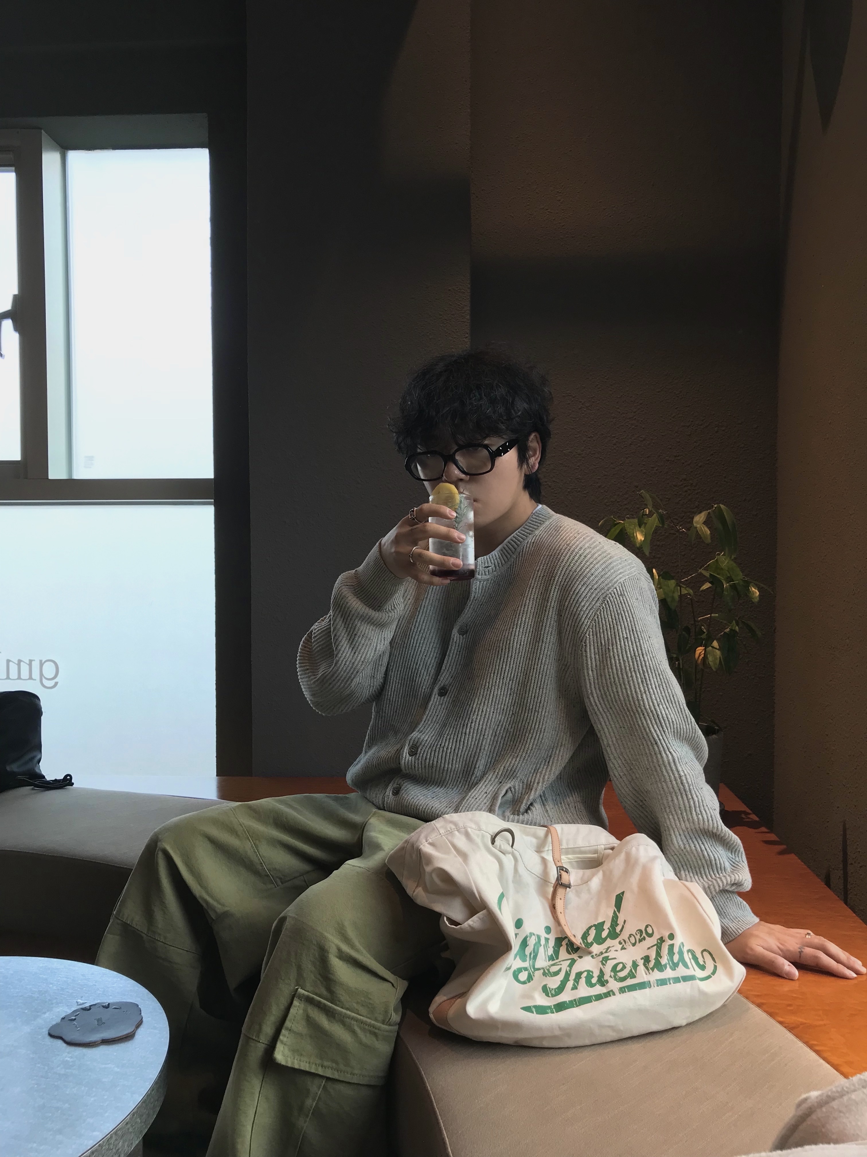 Gentle Monster x Maison Margiela MM114 Black Clear 착용 스타일 - 5