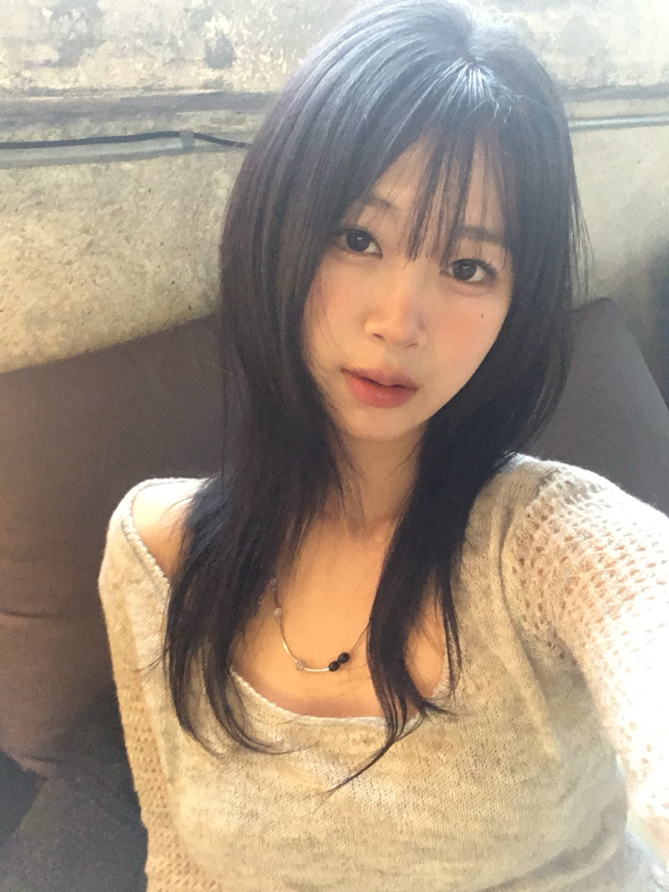 COYSEIO Soft Bell Knit Light Grey 착용 스타일 - 1