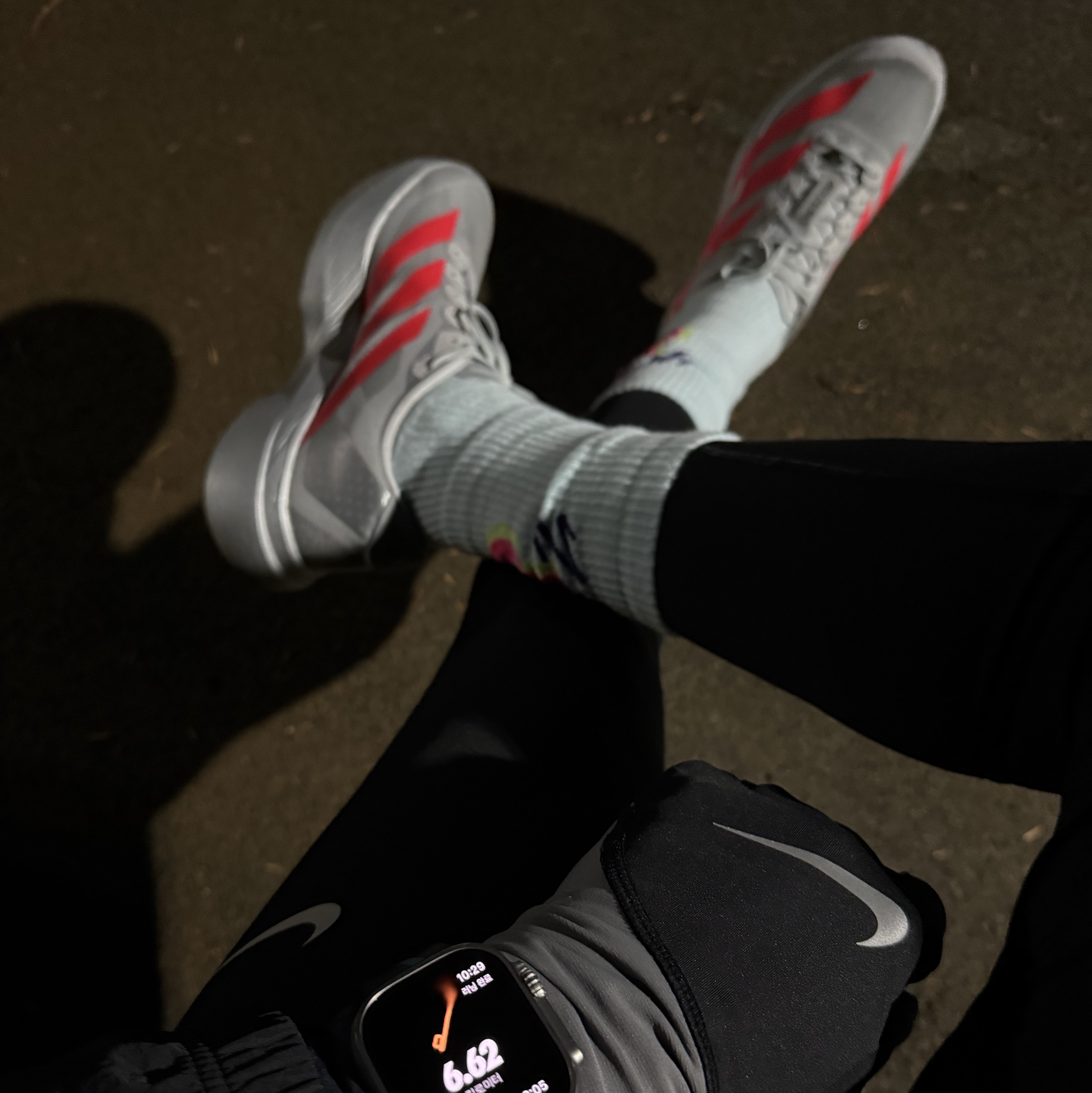 Adidas Adizero EVO SL Silver Metallic Lucid Red 착용 스타일 - 1