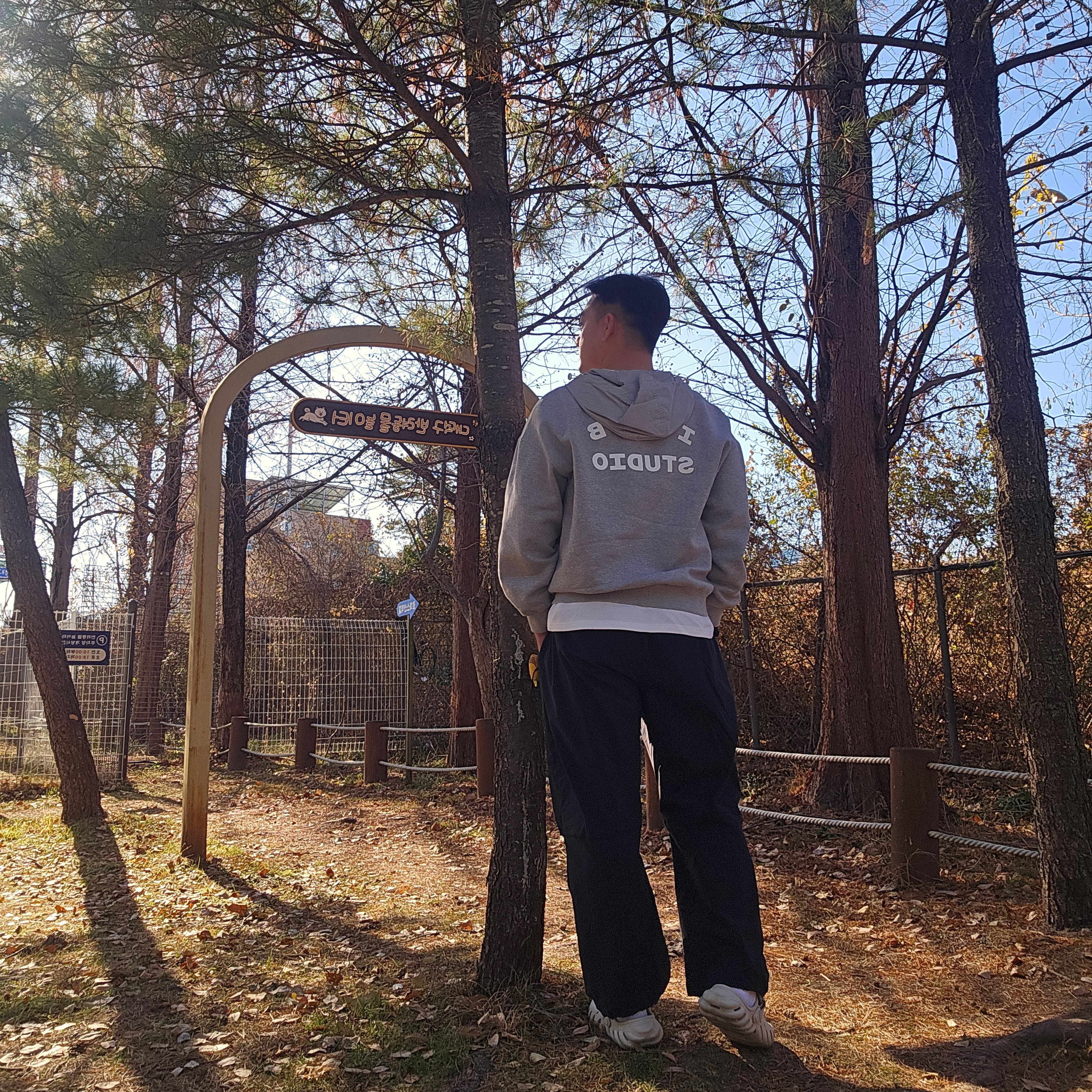 IAB Studio Woven Hoodie Gray White, IAB Studio Line Logo T-Shirt White Orange 착용 스타일