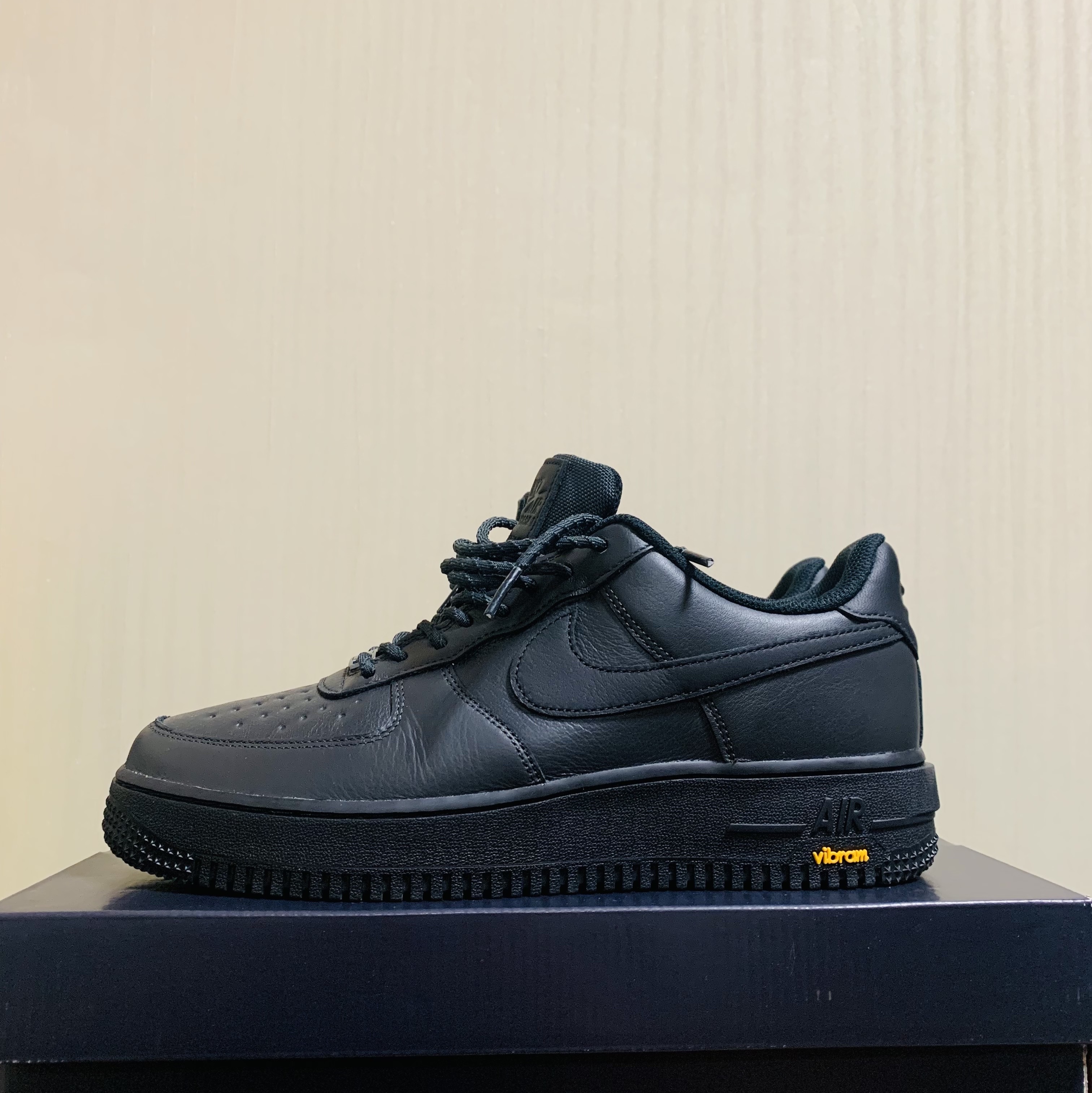 Nike Air Force 1 Low Gore-Tex Vibram Off Noir and Black 착용 스타일 - 1