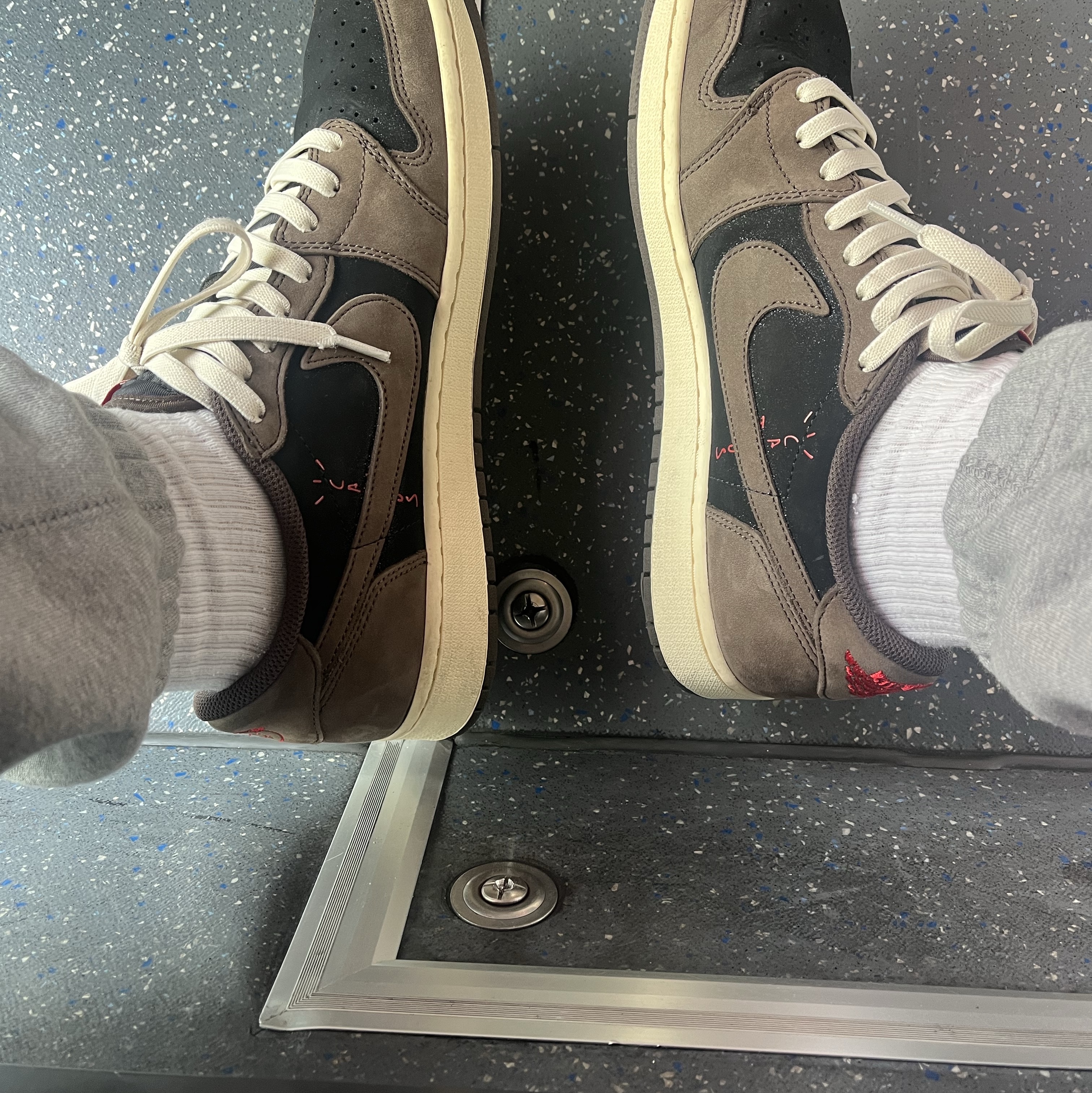 Jordan 1 x Travis Scott Retro Low OG SP Mocha 착용 스타일