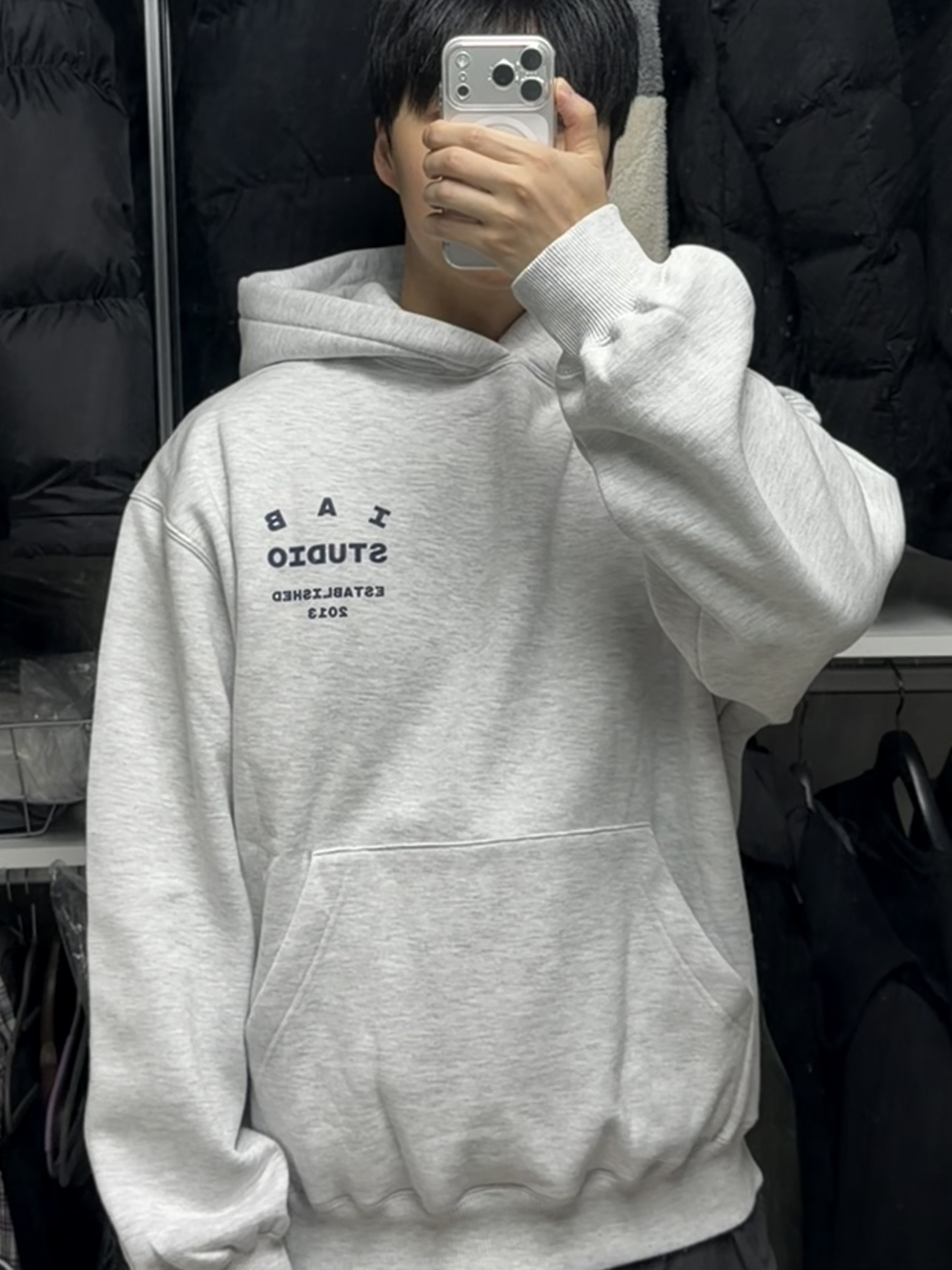 IAB Studio 25 Hoodie Light Gray Navy 착용 스타일 - 1