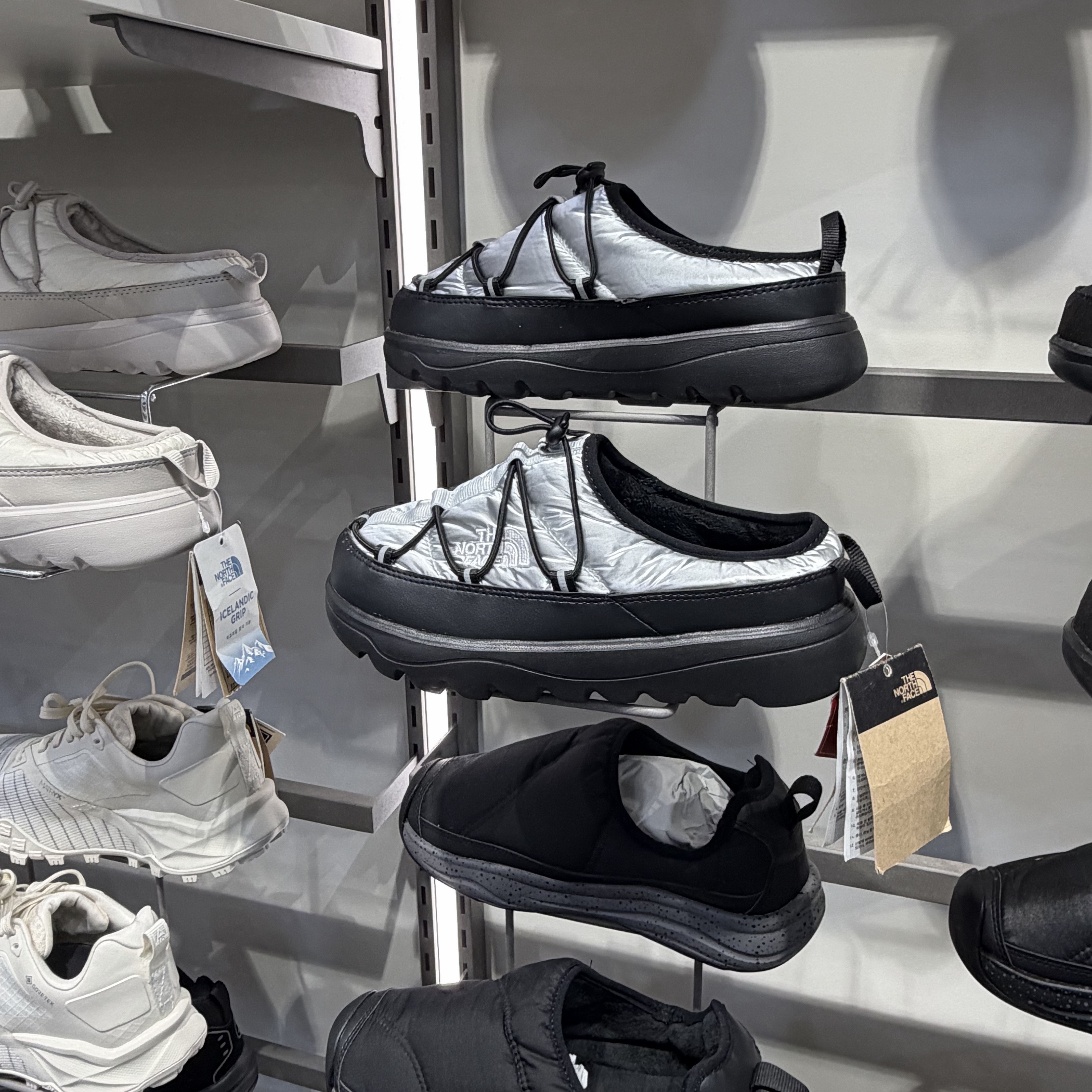 The North Face Borealis Mule Silver - 25FW 착용 스타일 - 2