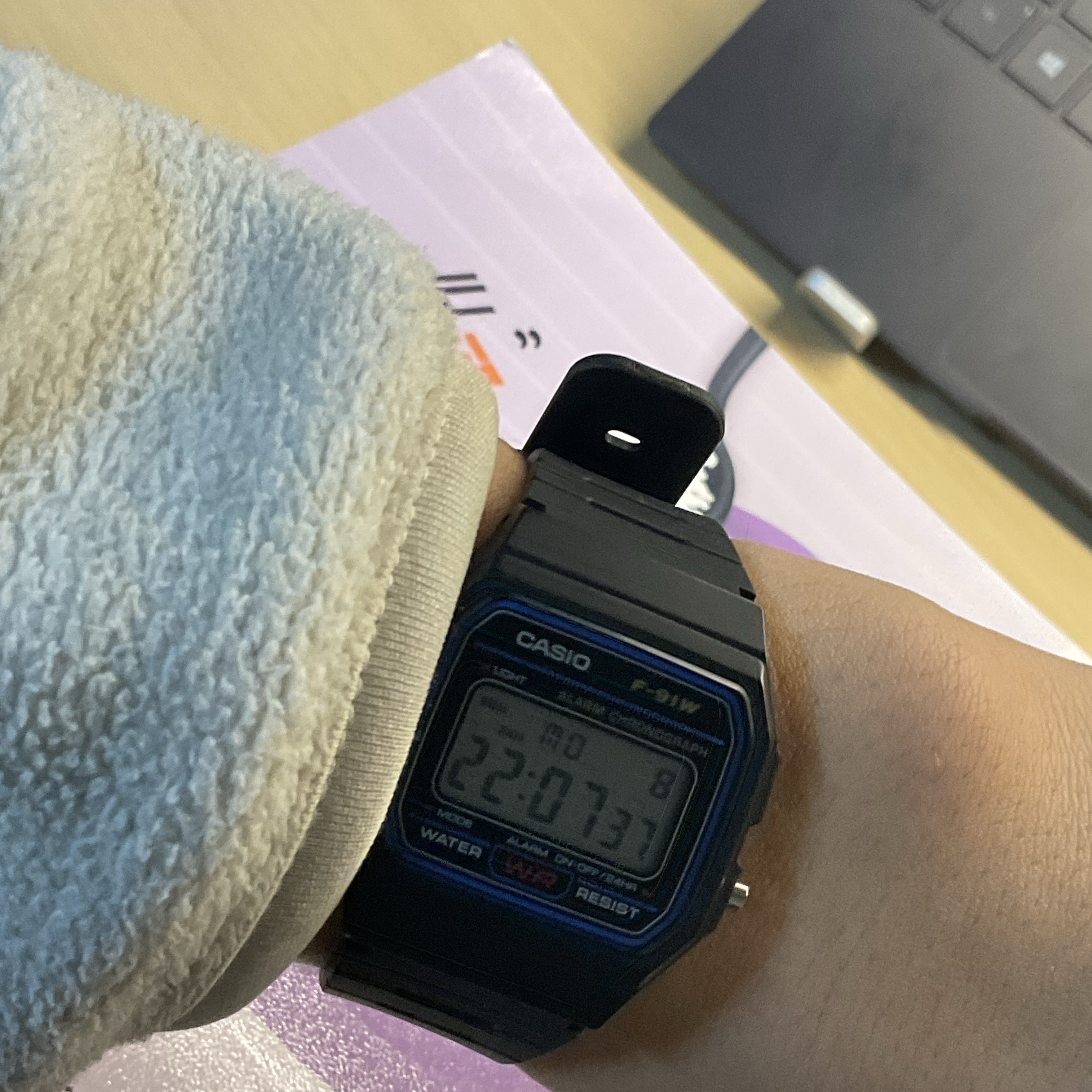 Casio F-91W-1 착용 스타일