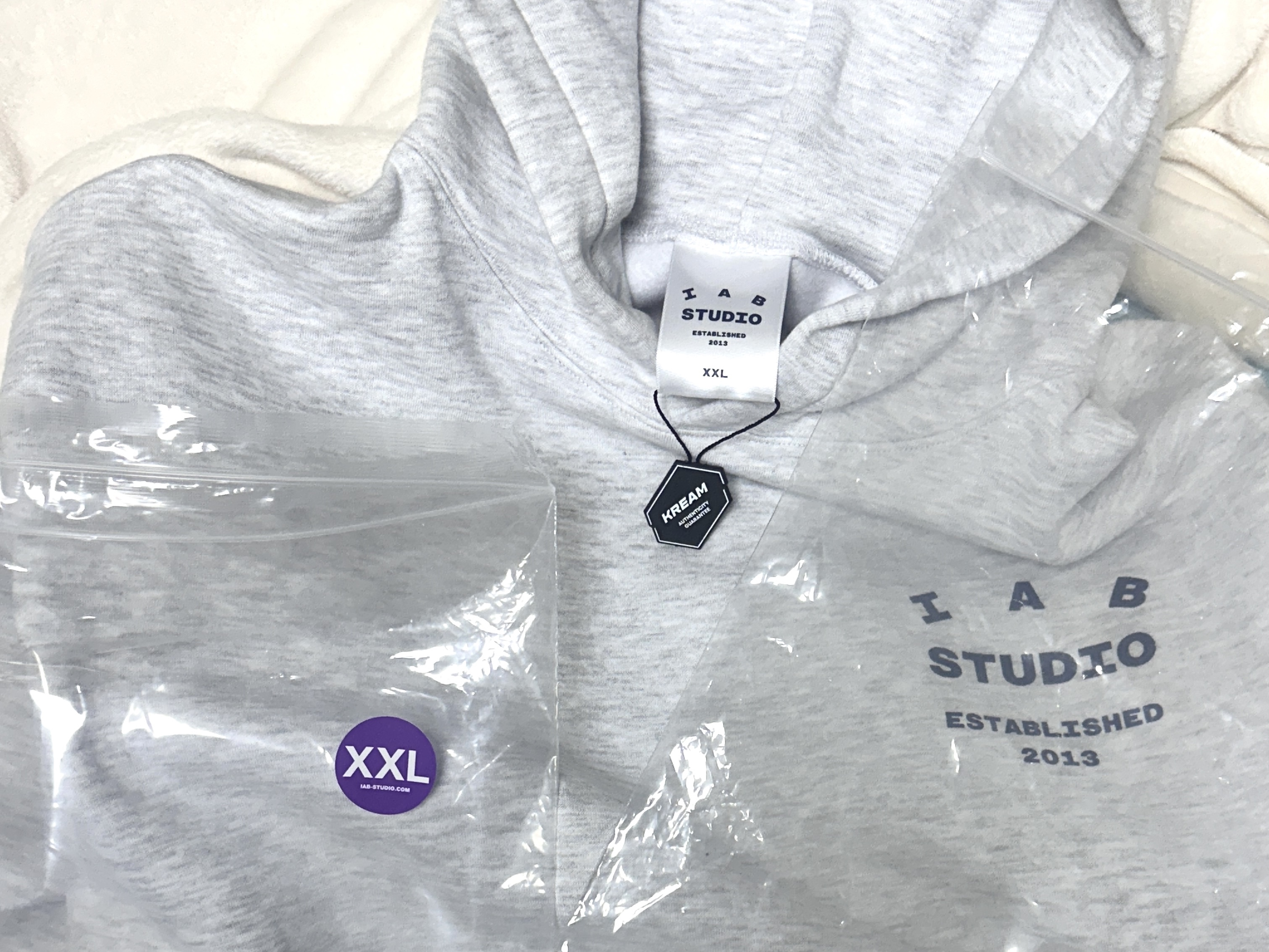 IAB Studio 25 Hoodie Light Gray Navy 착용 스타일 - 3