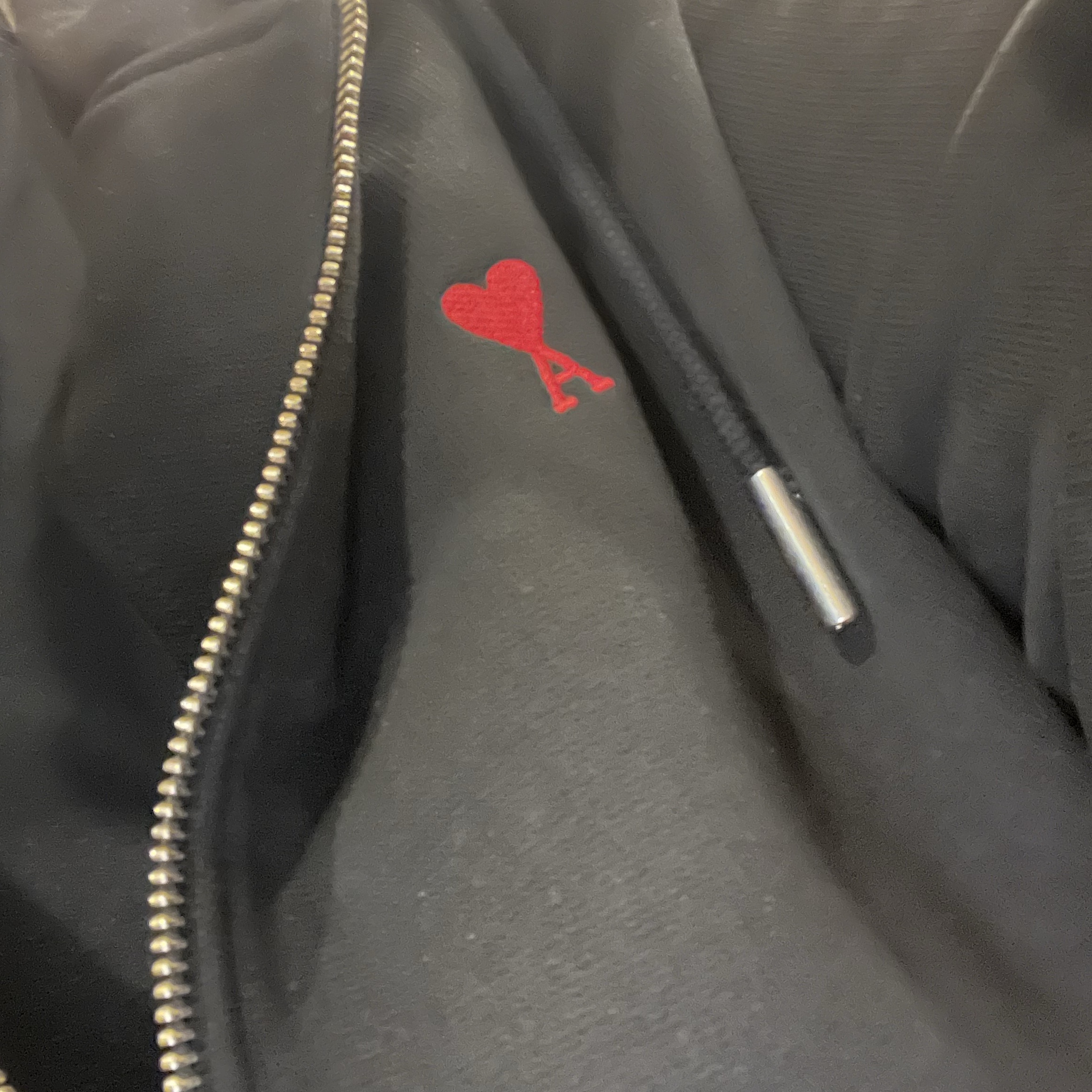 AMI de Coeur Loopback Oragnic Cotton Fleece Zipped Hoodie Black 착용 스타일