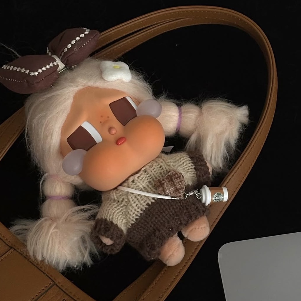 Pop Mart Crybaby Vacation Mode On Series Vinyl Plush Pendant Chilling on the Beach (Opened Case) 착용 스타일