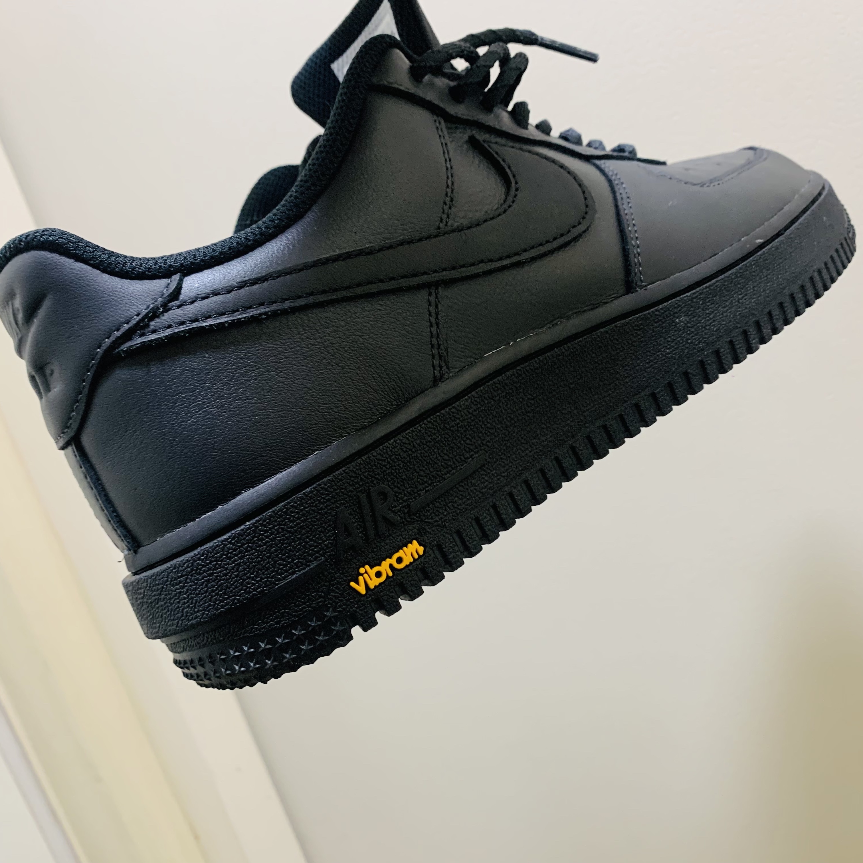 Nike Air Force 1 Low Gore-Tex Vibram Off Noir and Black 착용 스타일 - 3