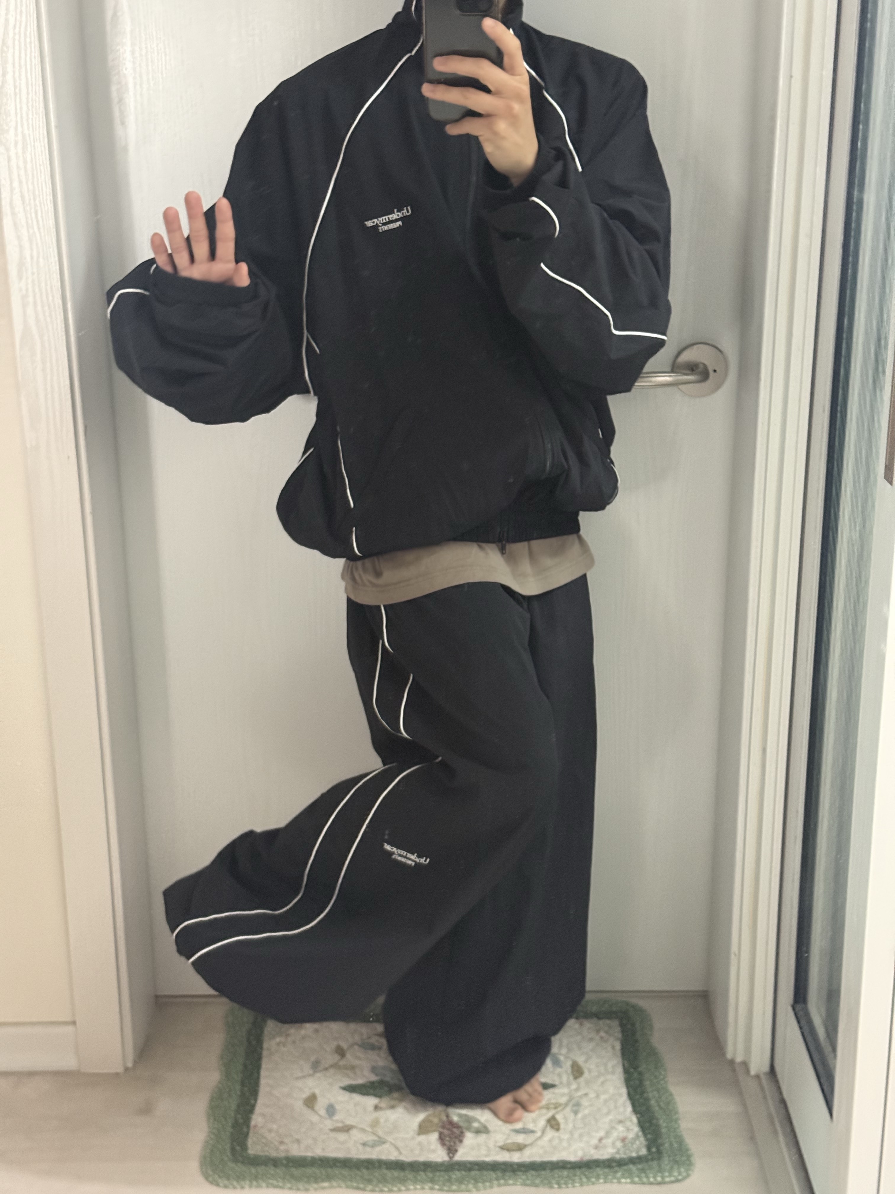 Undermycar MU.132 Original Logo Piping Line Track Jacket Black, Undermycar Mu.126 Original Logo Piping Line Nylon Pants Black 착용 스타일 - 2